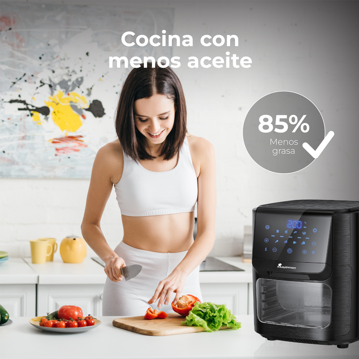 Una mujer preparando comida en una cocina con una freidora de aire, texto: 'Cocina con menos aceite'.
