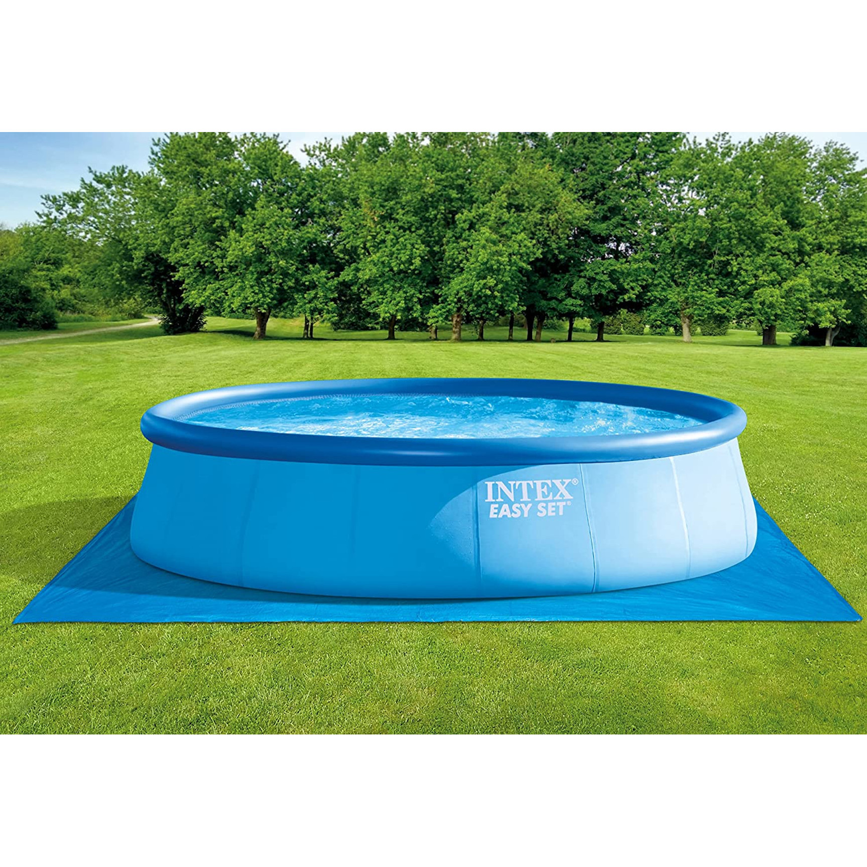 Piscina blu Intex Easy Set su erba verde. La piscina è rotonda con rivestimento blu.