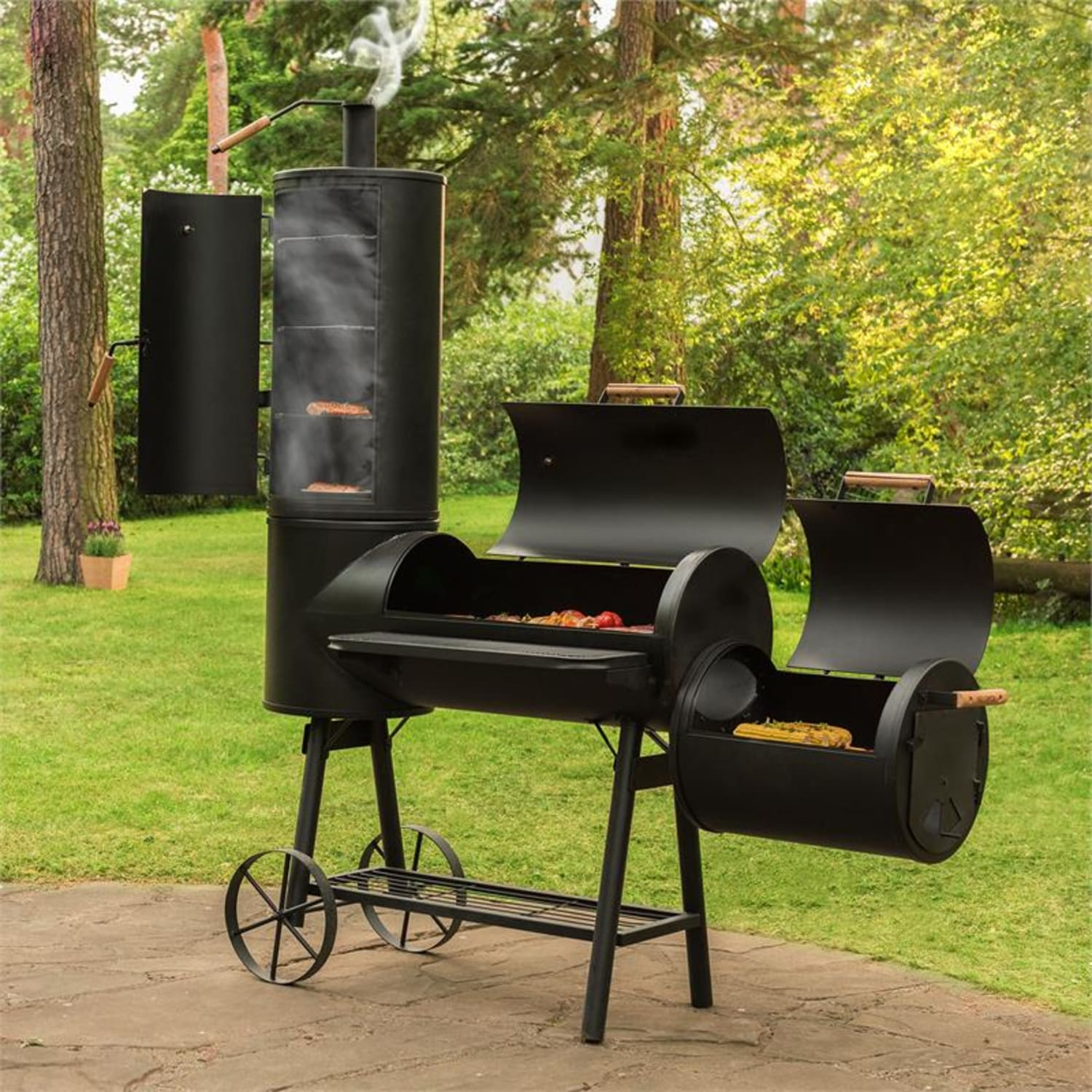 Ein schwarzer Smoker-Grill mit Schornstein, offenen Türen und Essen darin.