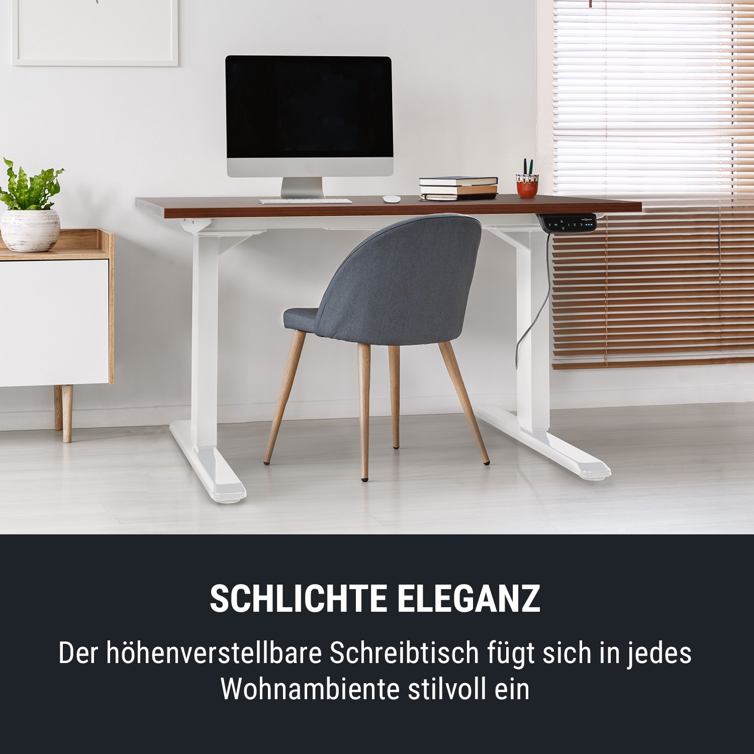 Moderner Bürotisch mit Computer, Stuhl und Pflanze. Weiße und braune Töne.