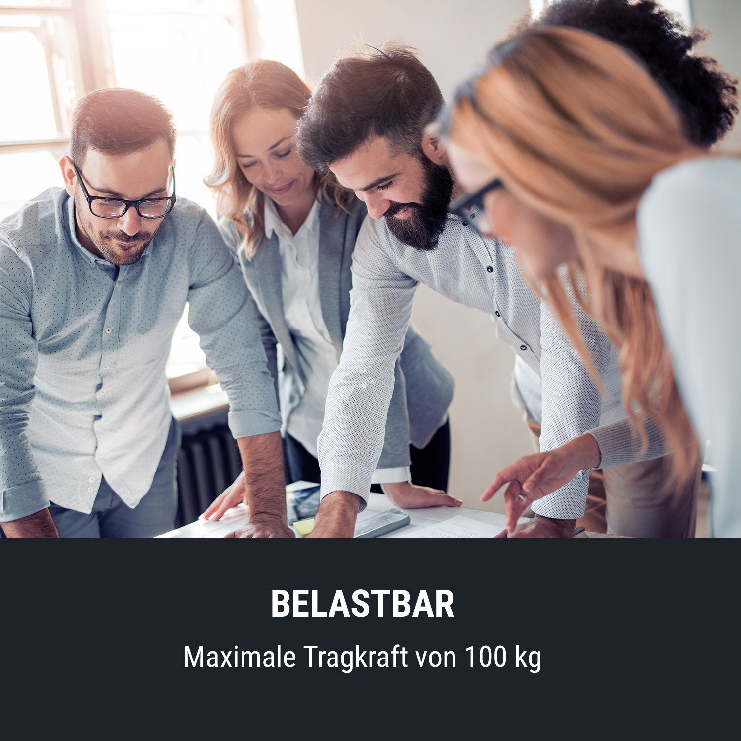 Eine Gruppe von Personen betrachtet ein Papier. Der Text lautet BELASTBAR.