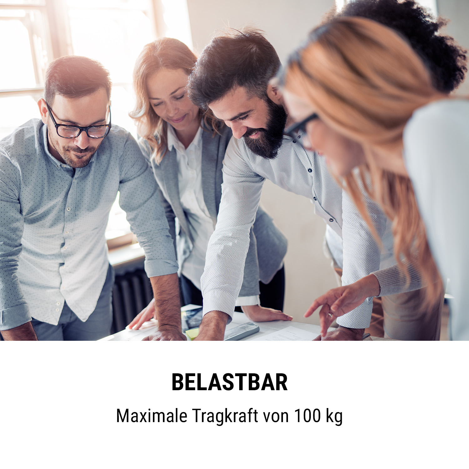 Personengruppe betrachtet Papier auf Tisch. Text: BELASTBAR.