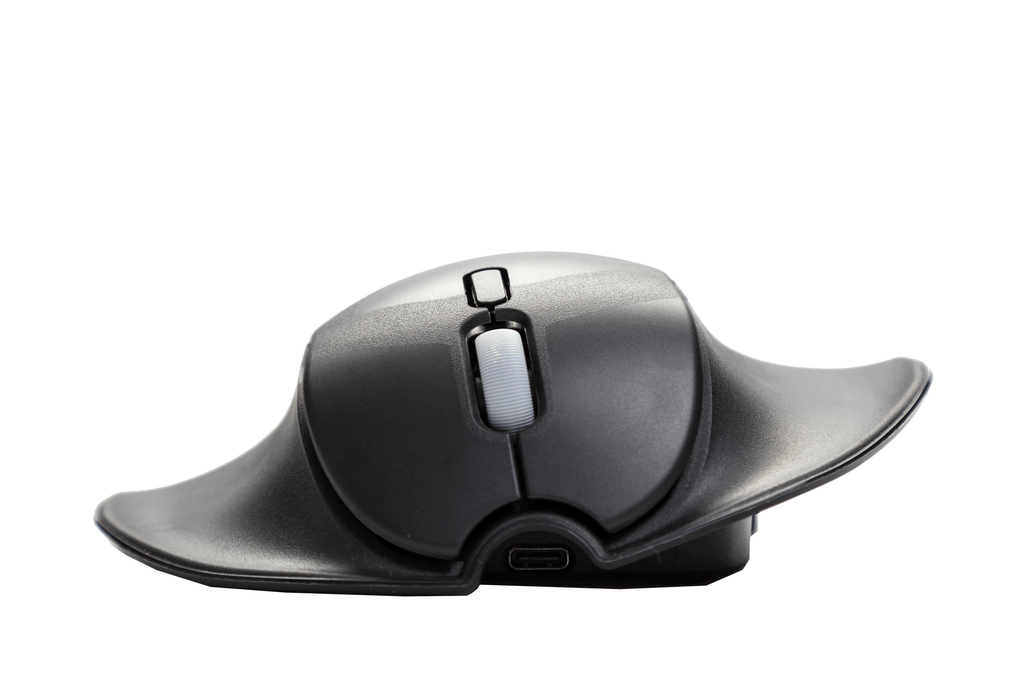 Eine schwarze ergonomische Maus mit einem weißen Scrollrad. Die Maus liegt auf einer weißen Oberfläche.