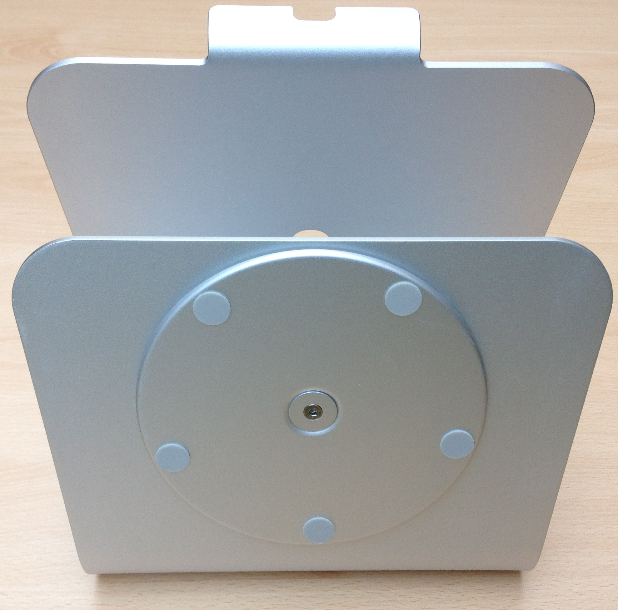 Silberner Tablet-Ständer mit rundem Sockel, vier grauen Pads und einem zentralen schraubenartigen Mechanismus.