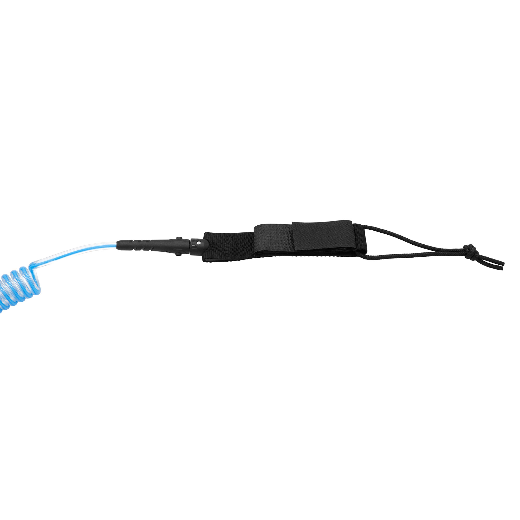 Eine blau-weiße, aufgerollte Surf-Leash mit schwarzem Riemen und Stecker.