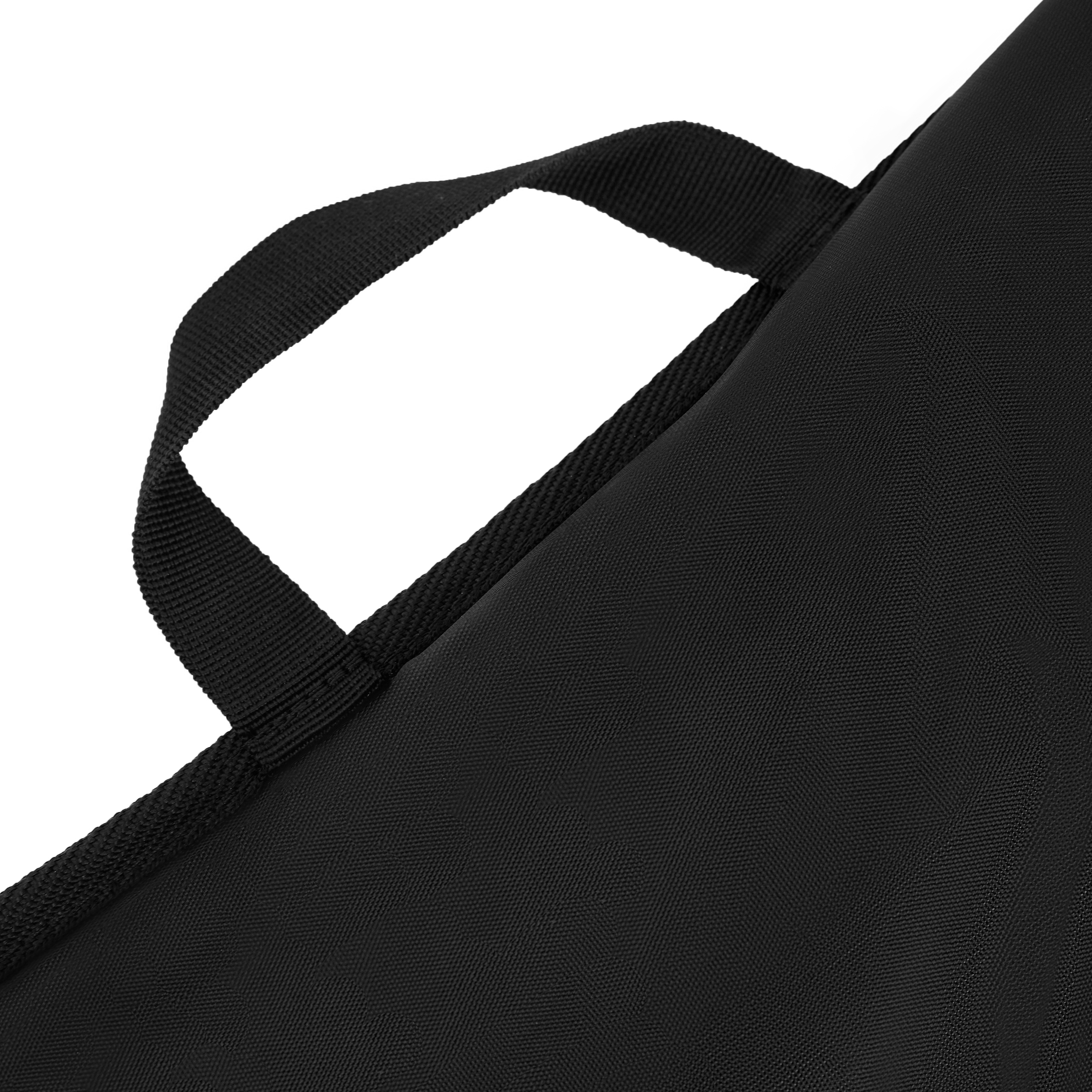 Eine schwarze Tasche mit Griff. Die Tasche ist Nahaufnahme.