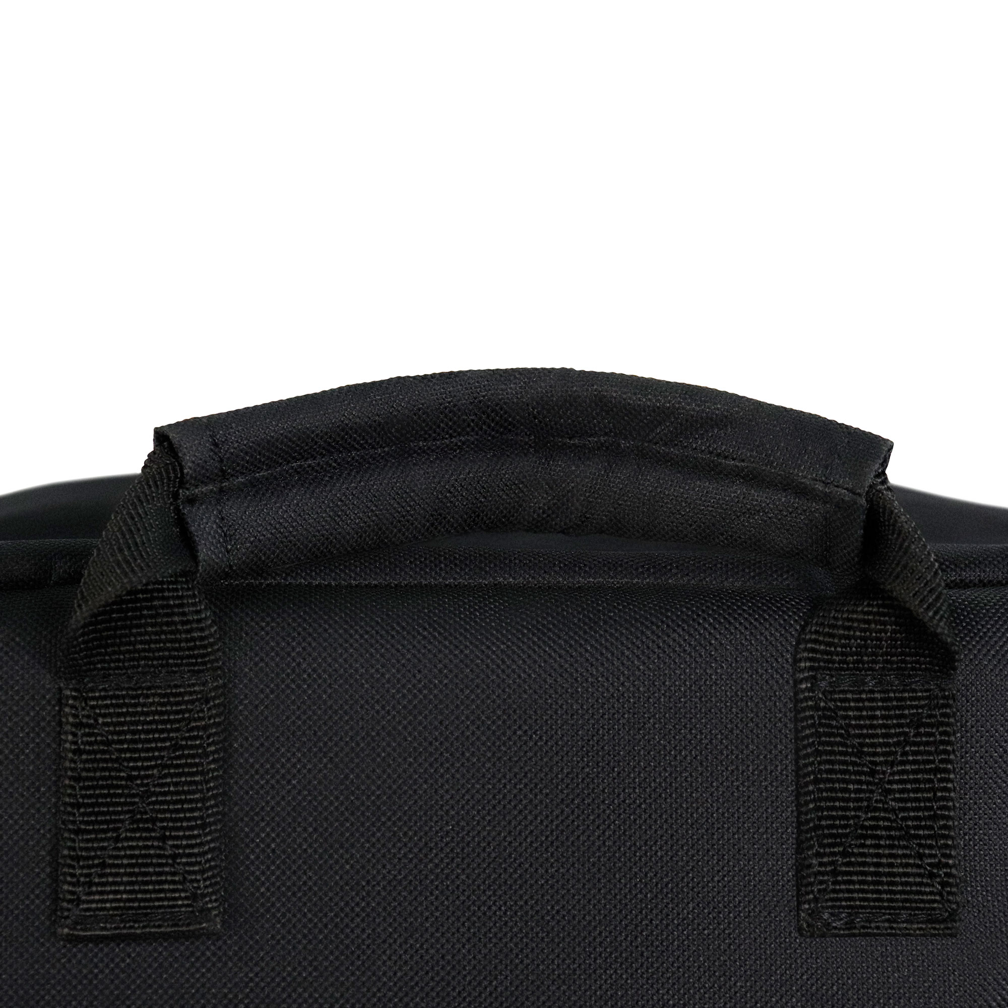 Nahaufnahme eines schwarzen Stoffbeutelgriffs. Der Griff hat eine Naht und befindet sich auf einer schwarzen Tasche.