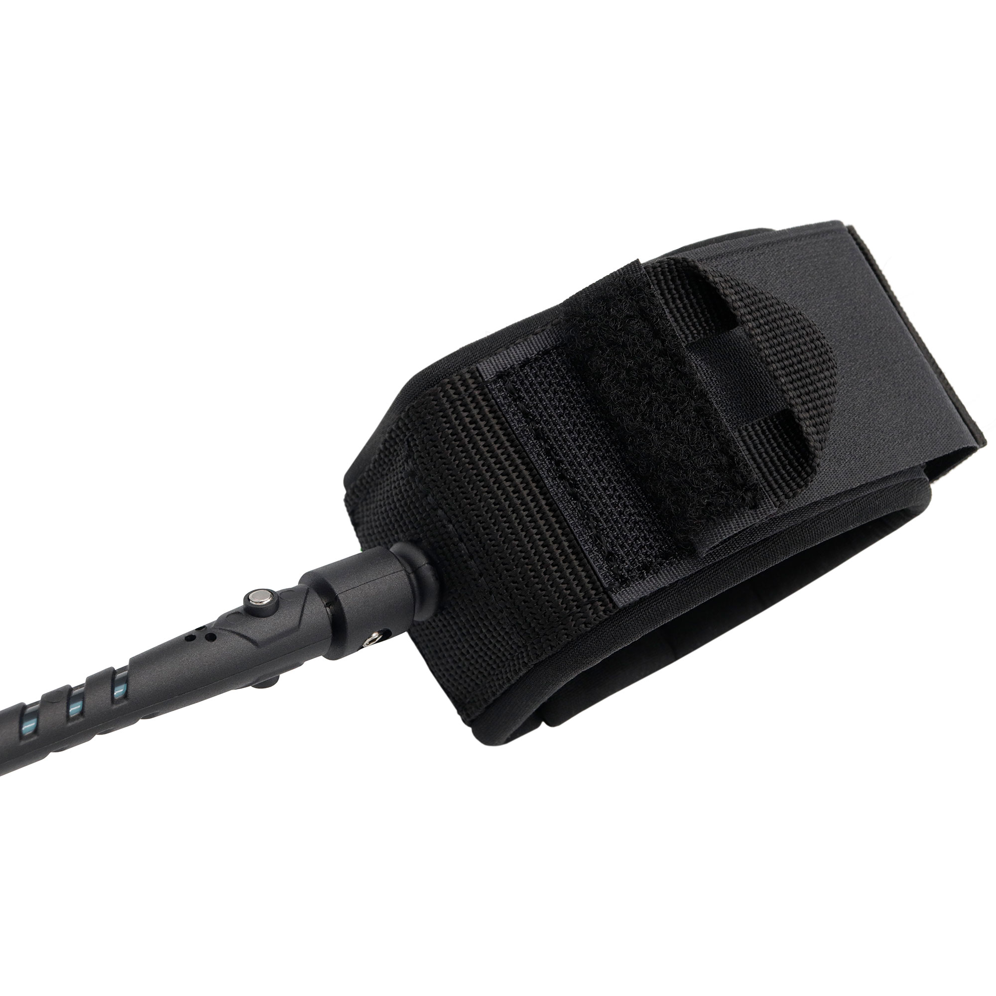 Schwarze Surf-Leash mit Handgelenkband. Der Riemen hat Klettverschluss und die Leash hat einen Wirbel.