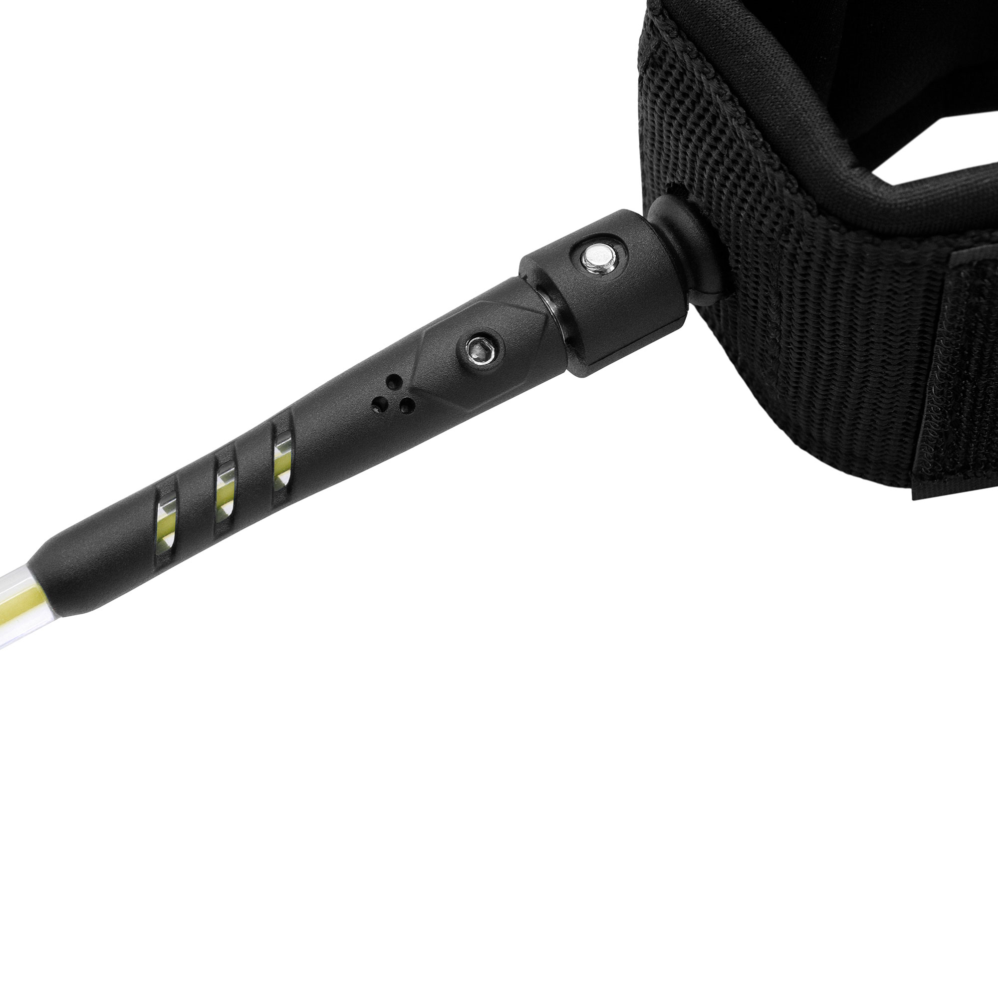 Nahaufnahme einer schwarzen Surfbrett-Leash. Die Leash ist an einem schwarzen Gurt befestigt.