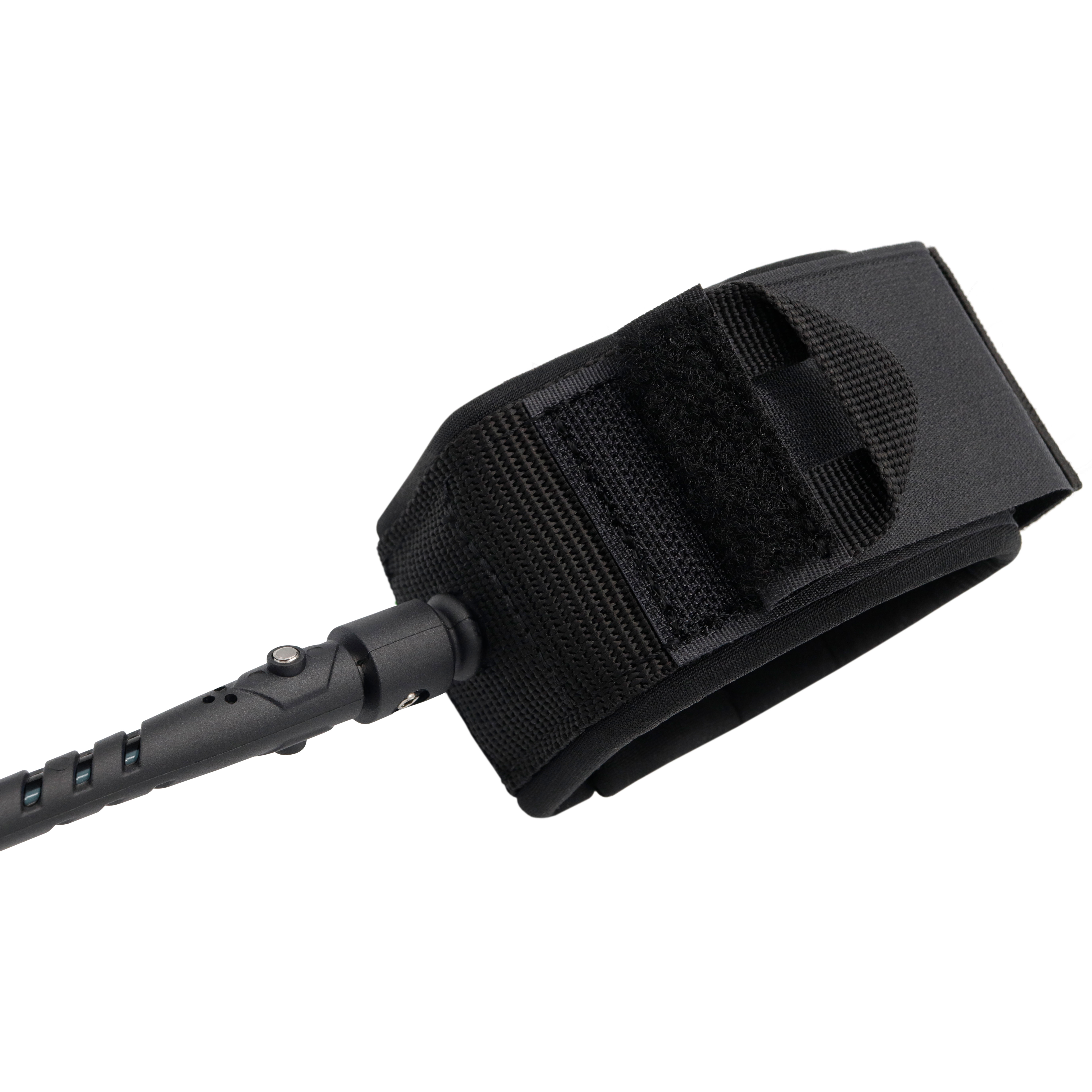 Schwarze Surfbrett-Leash mit Manschette und Drehgelenk.
