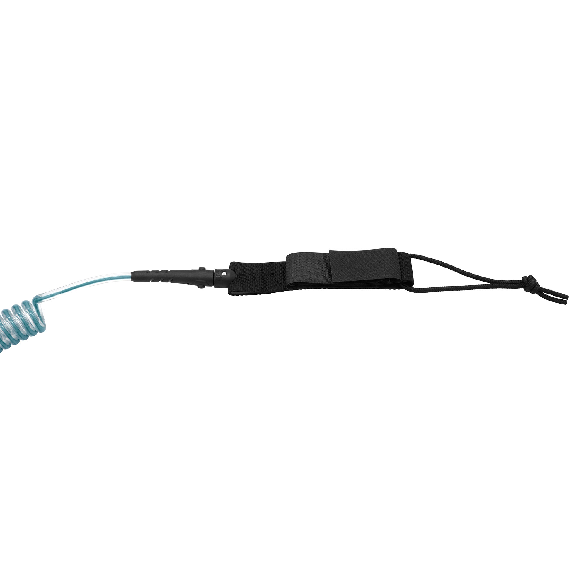 Surfbrett-Leash mit gewendeltem Kabel und schwarzem Gurt. Weißer Hintergrund.