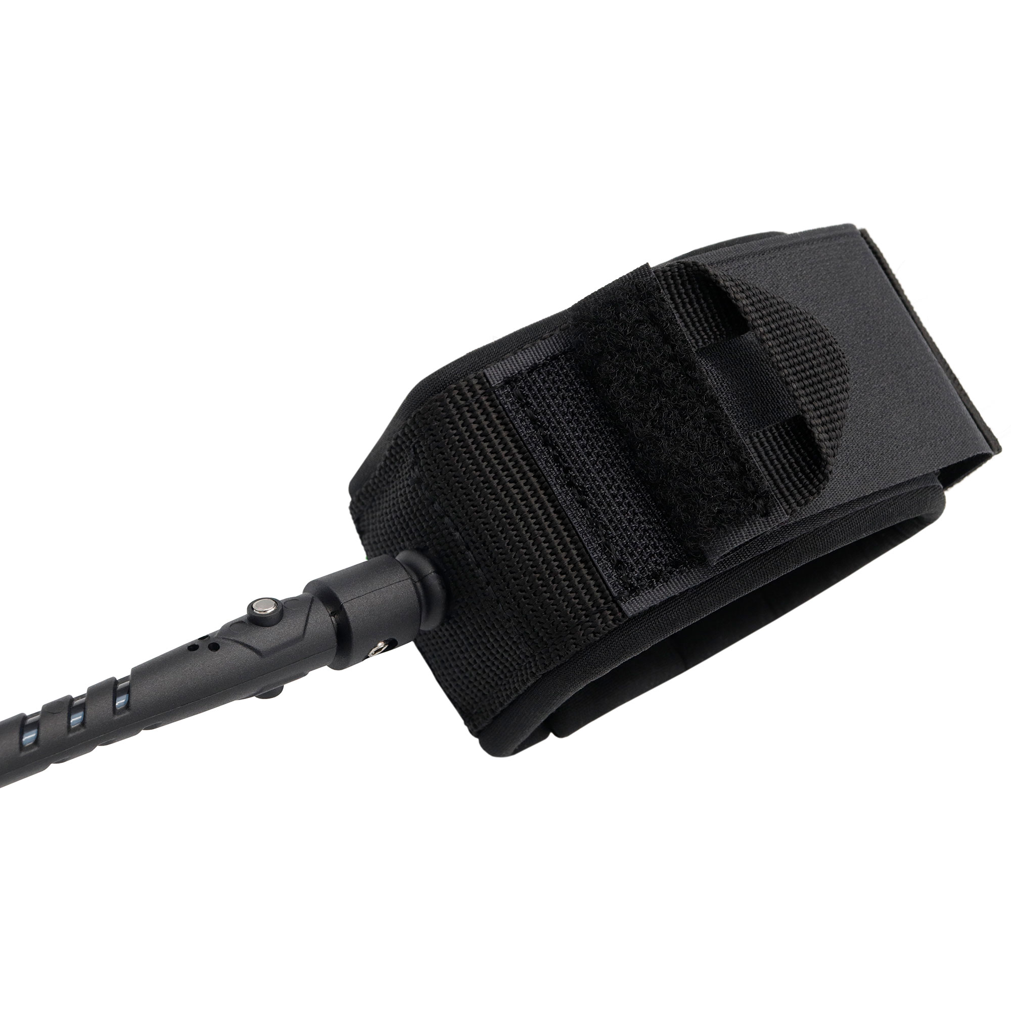 Schwarze Surf-Leash mit schwarzem Klettband. Weißer Hintergrund.