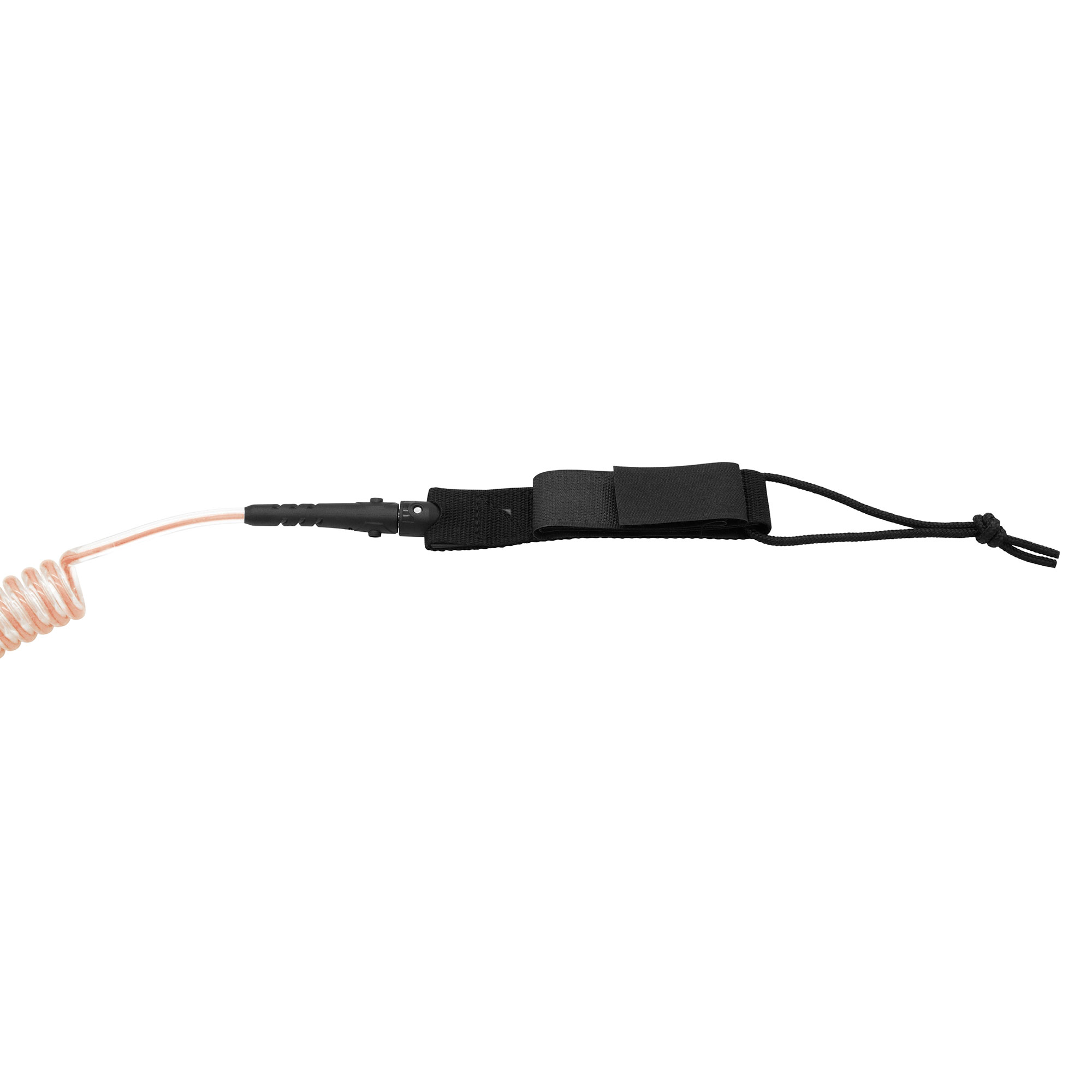 Surf-Leash, gewendeltes Kabel an einem schwarzen Gurt und weißem Hintergrund.