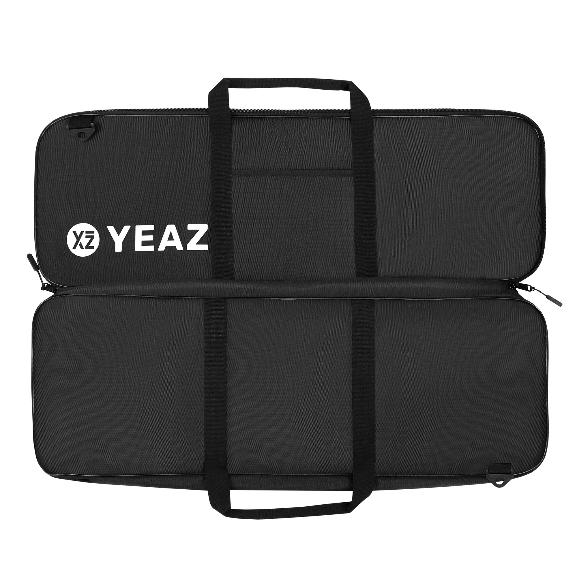Schwarze Reißverschlusstasche mit weißem Logo. Die Tasche ist offen, mit weißem Innenraum. Die Tasche ist auf einem Tisch.