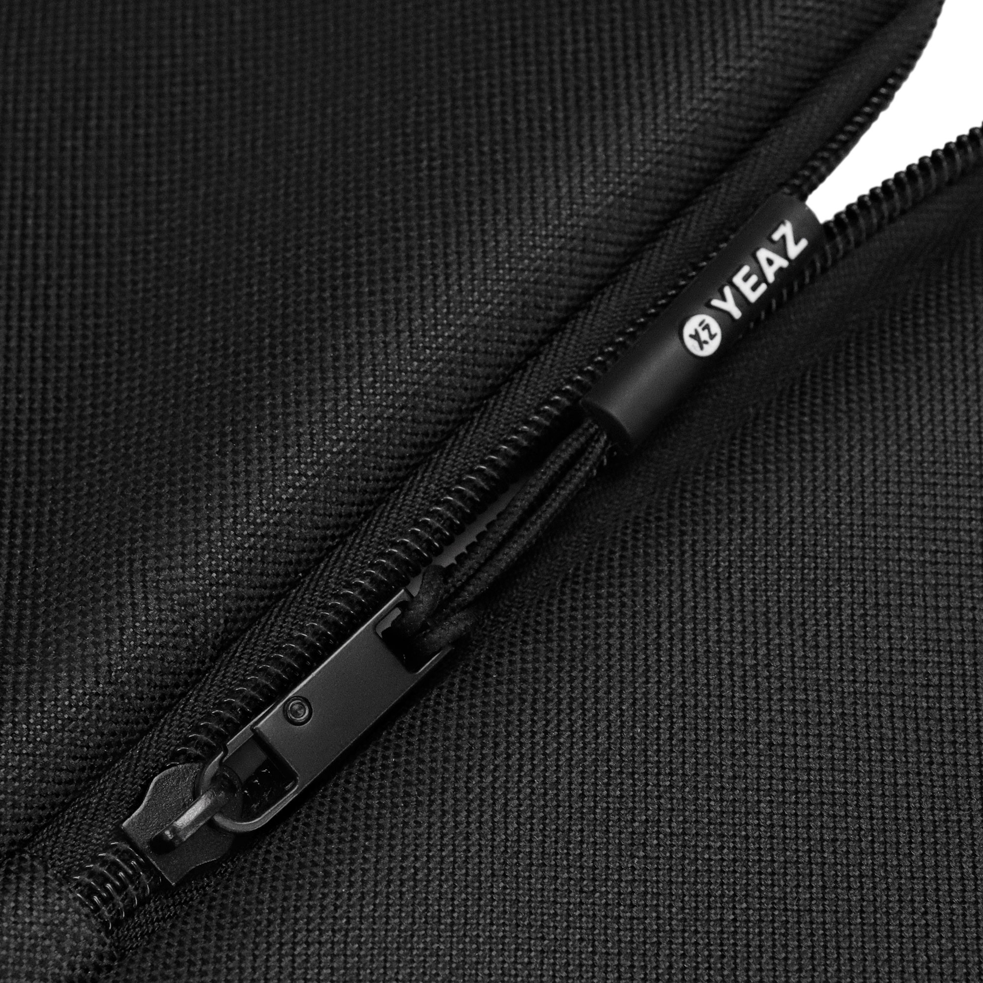 Schwarzer Reißverschluss mit Marken-Zipper auf schwarzem Stoff.