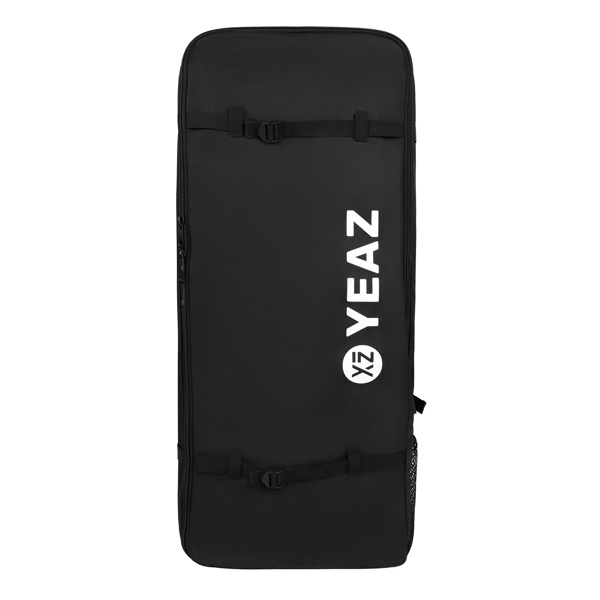 Eine schwarze YEAZ-Tasche. Die Tasche hat Riemen, Schnallen und das YEAZ-Logo. Die Tasche ist geschlossen und steht.