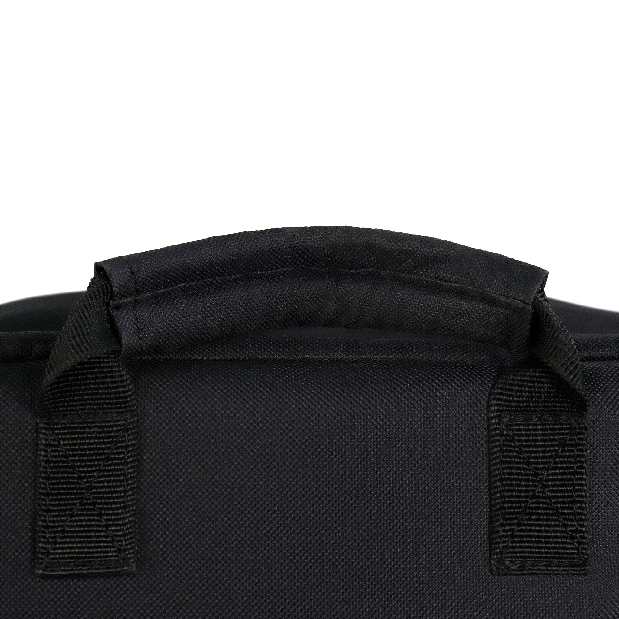 Gros plan sur une poignée noire sur un sac noir.