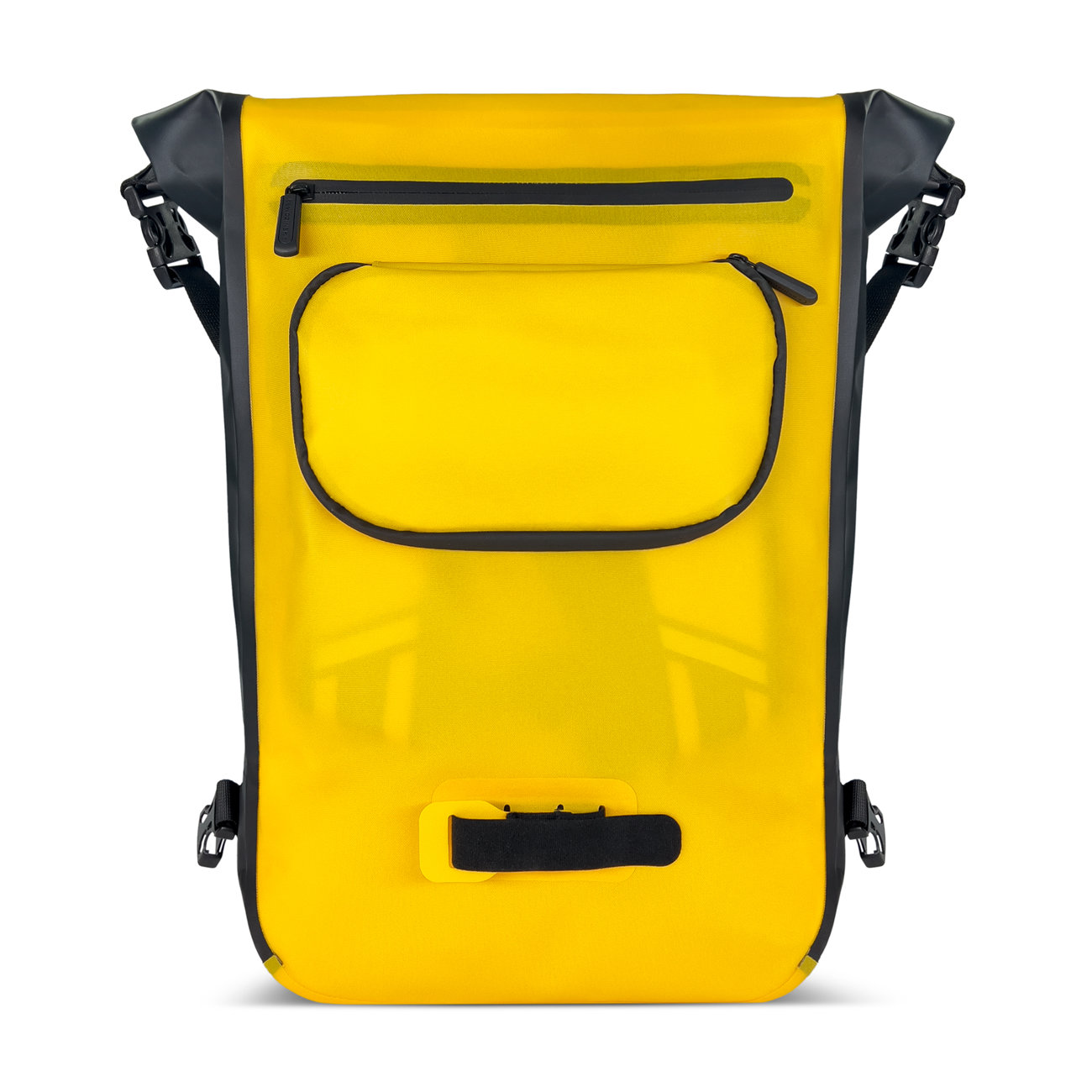 Ein gelber wasserdichter Rucksack mit schwarzen Akzenten, Schnallen und einer Vordertasche mit Reißverschluss.