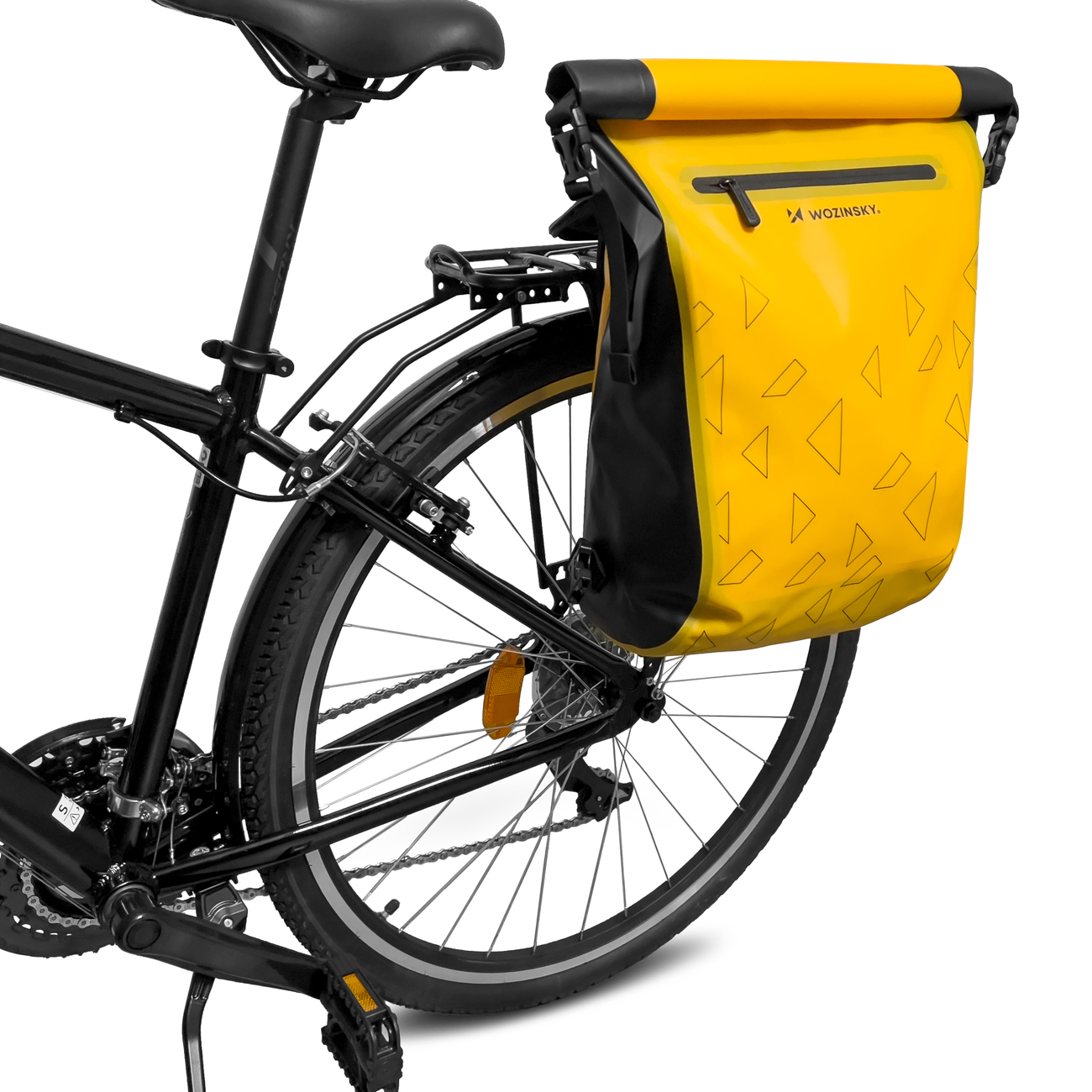 Gelbe Fahrradtasche am Gepäckträger. Schwarzes Dreiecksmuster. Schwarze Verkleidung. Fahrradrad und Sitz sichtbar.