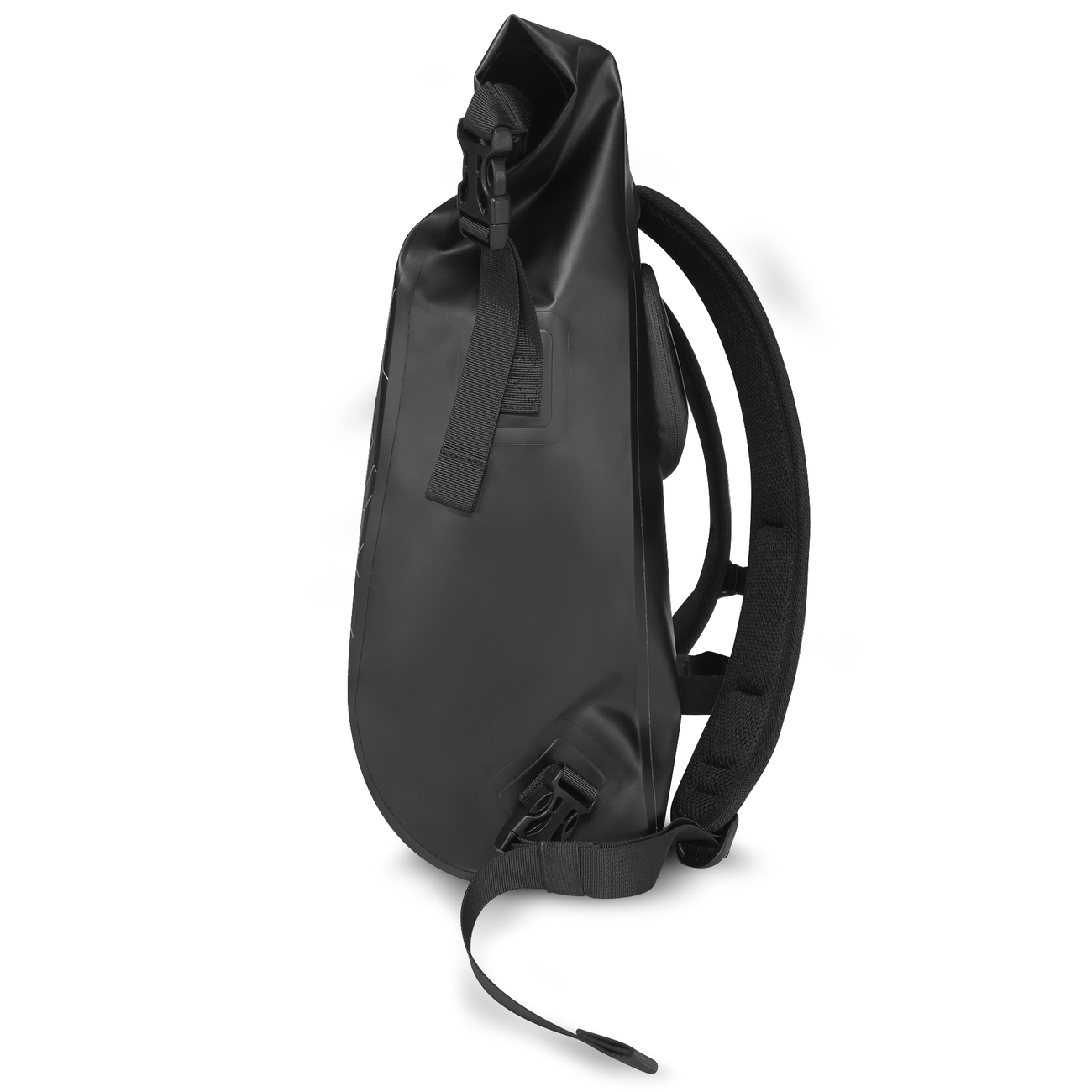 Schwarzer wasserdichter Rucksack auf Weiß. Mit Gurten, Schnallen und einem Rollverschluss.