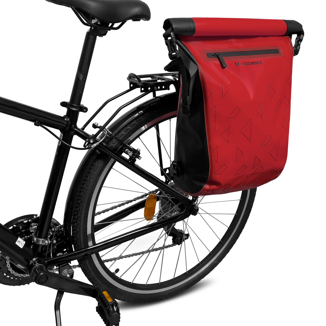 Schwarzes Fahrrad mit roter Tasche hinten. Weißer Hintergrund.