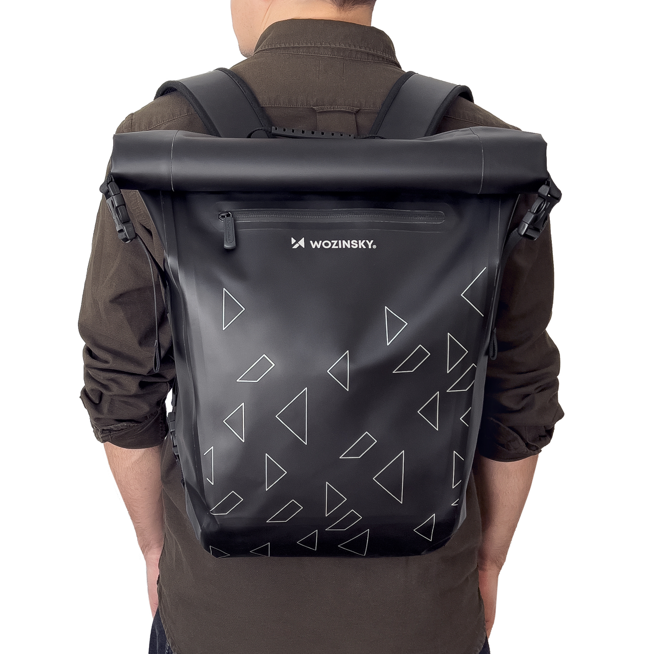 Eine Person, die einen schwarzen Rucksack mit weißen Dreiecken trägt. Der Rucksack ist oben offen.