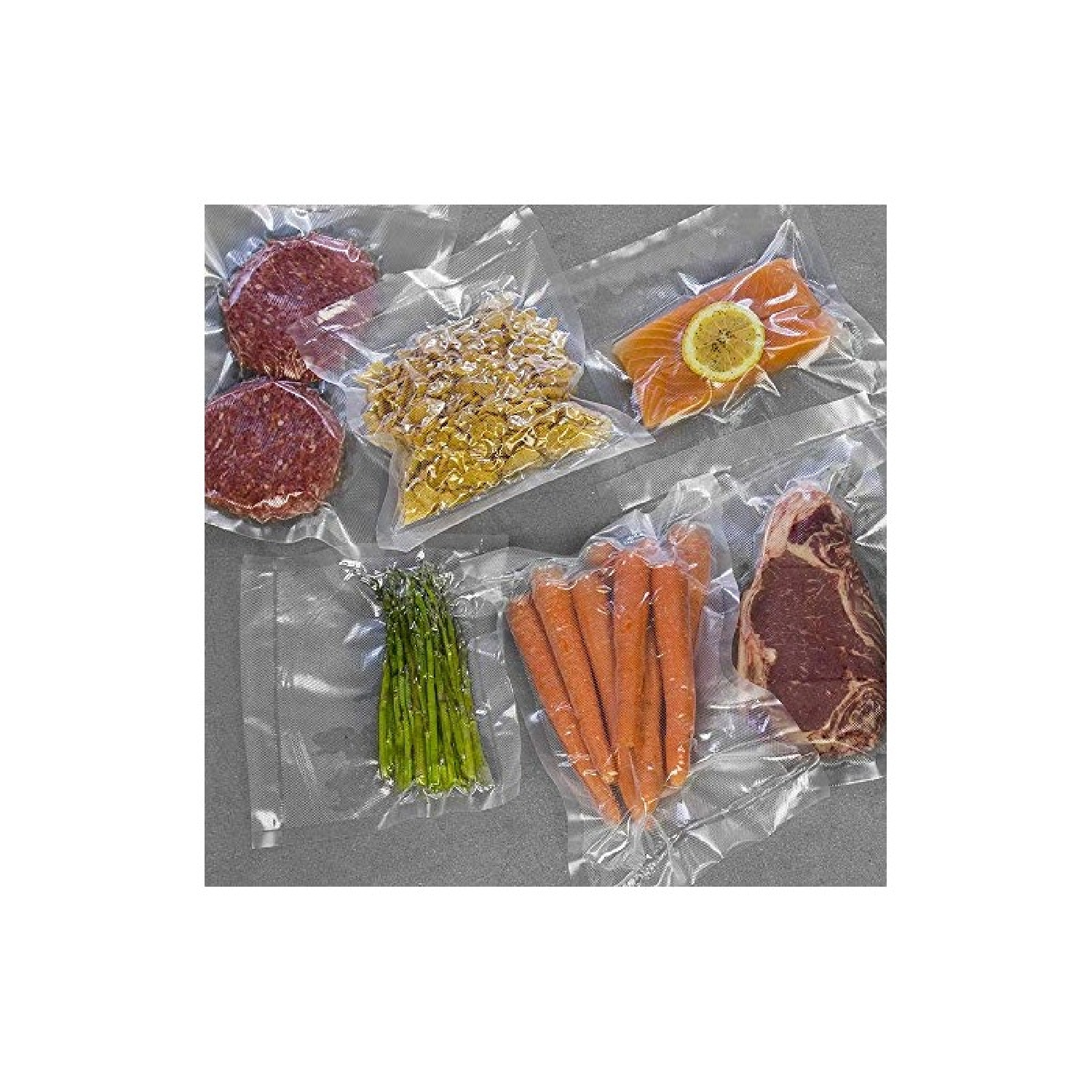 Confezioni sottovuoto di cibo, tra cui carne, verdure e pesce, su una superficie grigia.