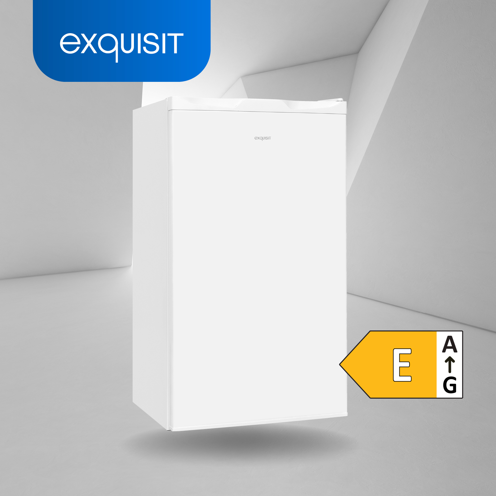 Weißer Kühlschrank mit dem Markennamen 'exquisit' oben links, auf hellem Hintergrund.