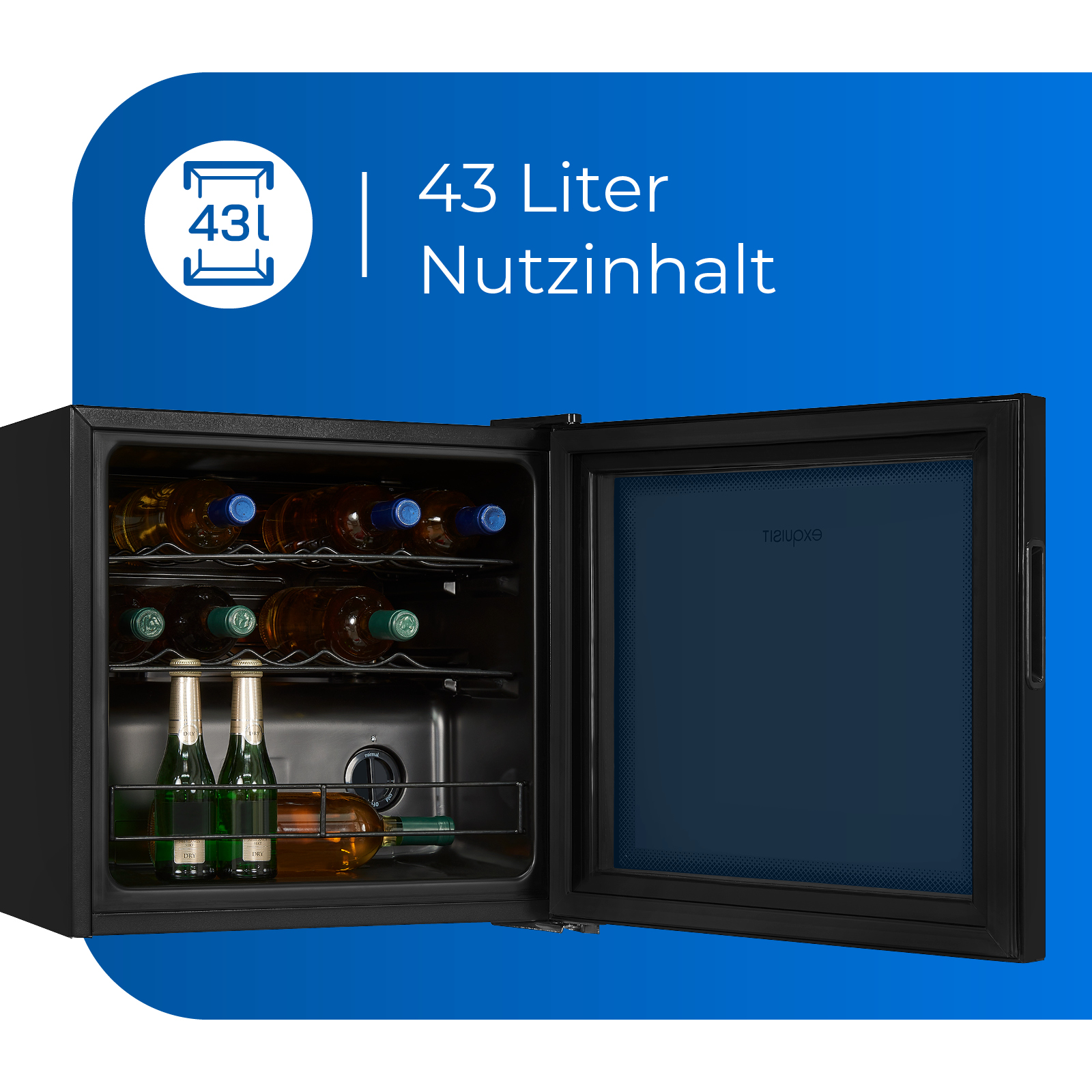 Schwarzer Minikühlschrank mit offener Tür. Im Inneren sind Weinflaschen sichtbar. Blauer Hintergrund.