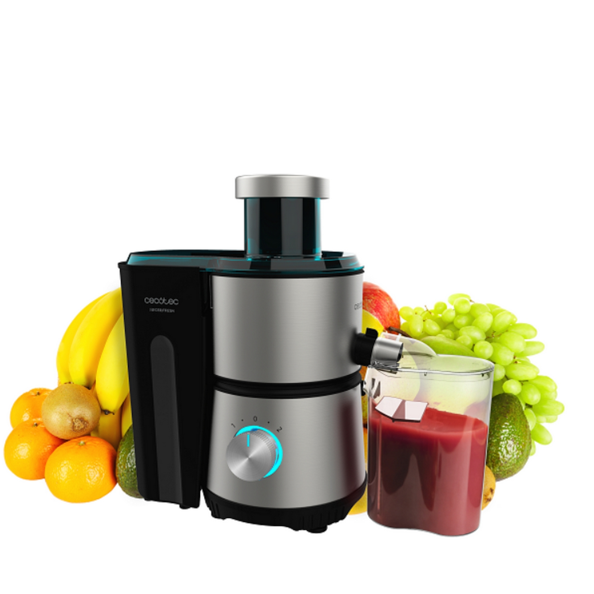 Un estrattore di succo argento e nero con frutta e un bicchiere di succo.