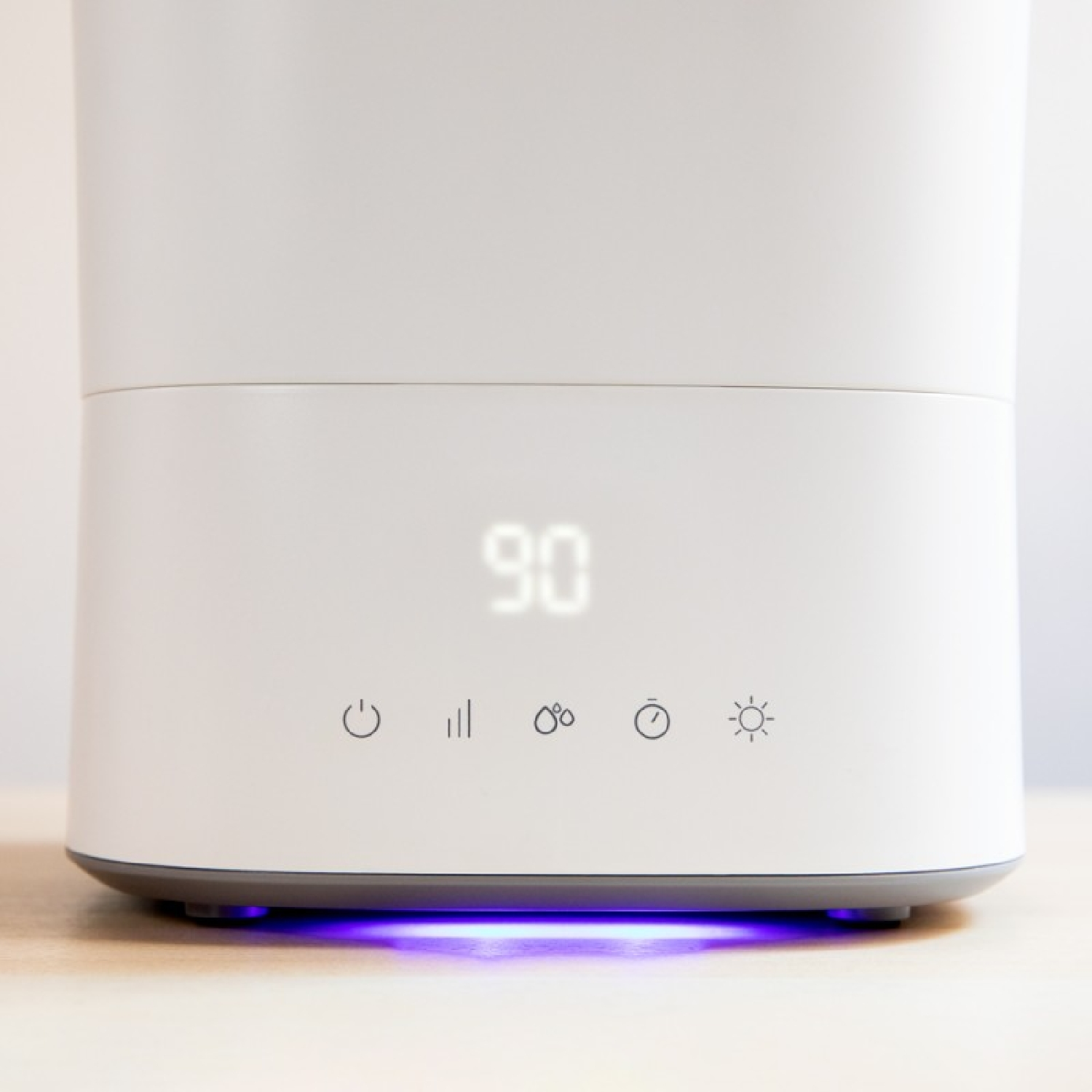 Umidificatore bianco con display digitale '90', icone e base luminosa blu.
