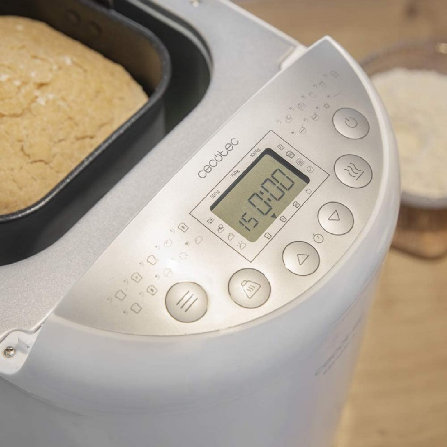 Una macchina per il pane bianca con display digitale che mostra un timer e pulsanti di controllo.