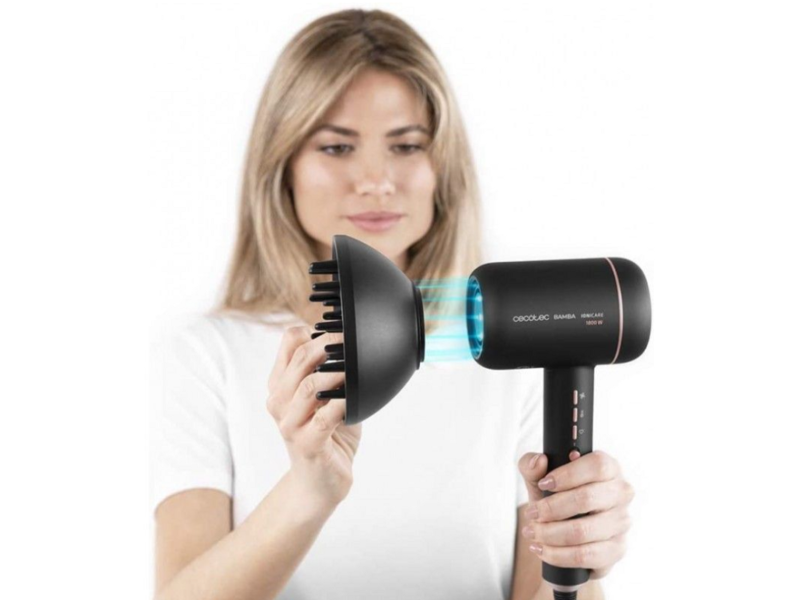 Una donna tiene un asciugacapelli nero con diffusore. La luce blu emana dall'ugello.