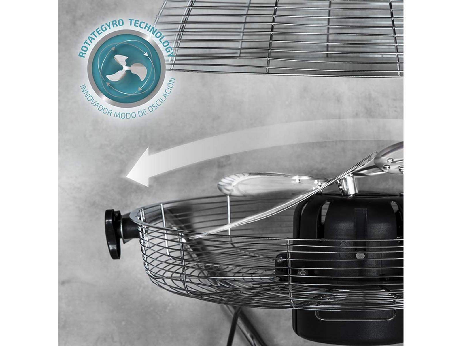 Metalowy wentylator z technologią Rotagyro. Tło to szara ściana. Wentylator jest srebrny i czarny.
