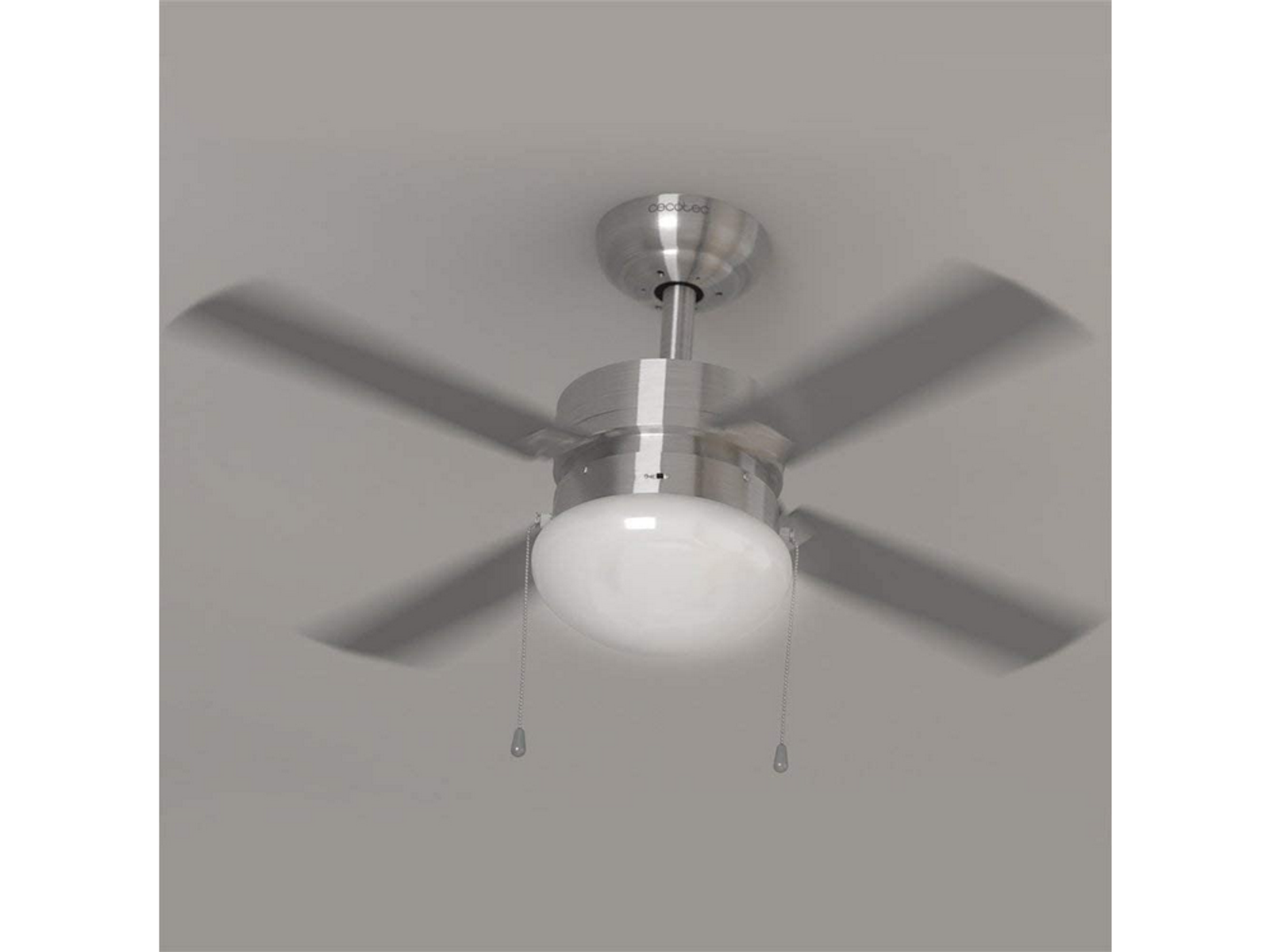 Wentylator sufitowy z czterema srebrnymi łopatkami, białym światłem i dwoma łańcuszkami, w pomieszczeniu.