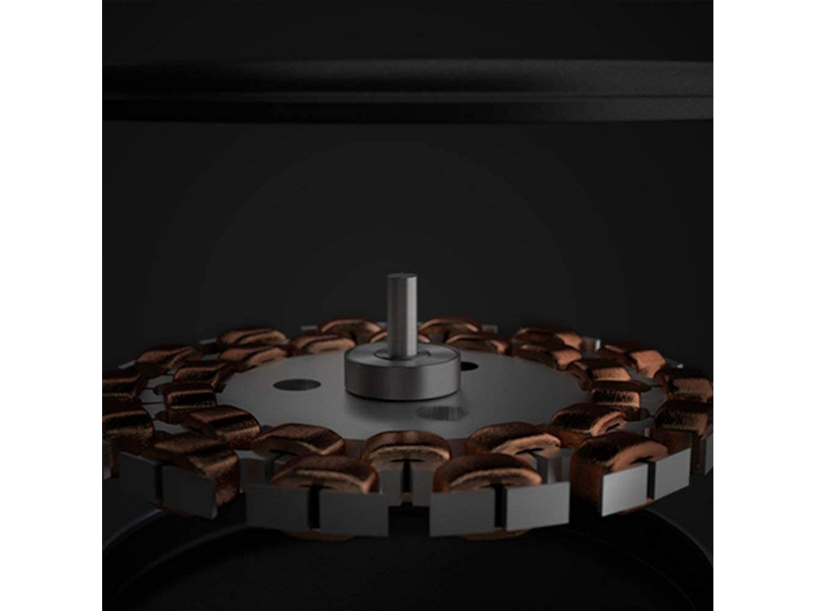 Zbliżenie ciemnego silnika wentylatora z miedzianymi elementami i centralnym srebrnym słupkiem.