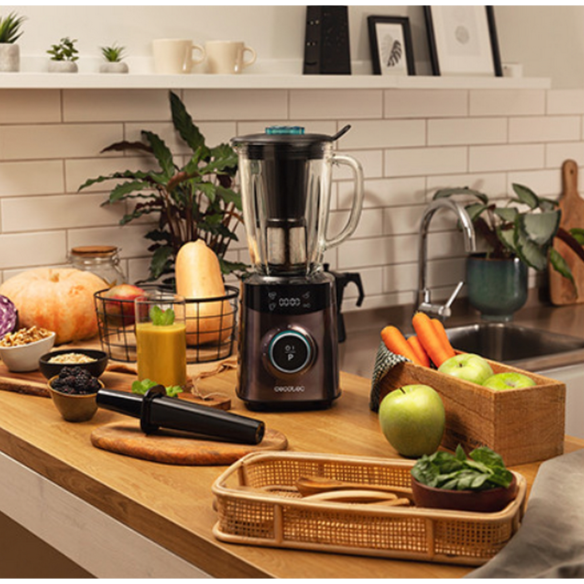 Scena kuchenna z blenderem, warzywami i owocami na drewnianym blacie. Biała ściana z cegieł w tle.