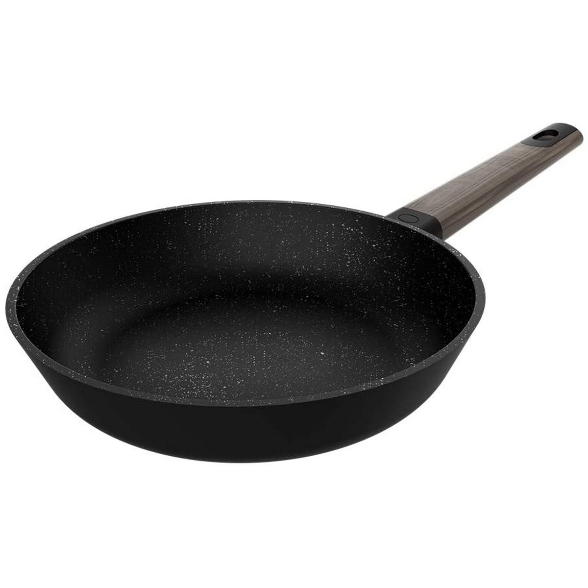 Padella nera con manico in legno. È isolata su sfondo bianco. La padella ha una superficie macchiettata.