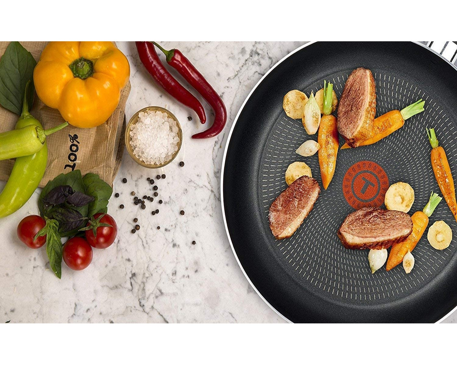 Pfanne mit gekochter Ente und Gemüse. Zutaten auf Marmortheke.