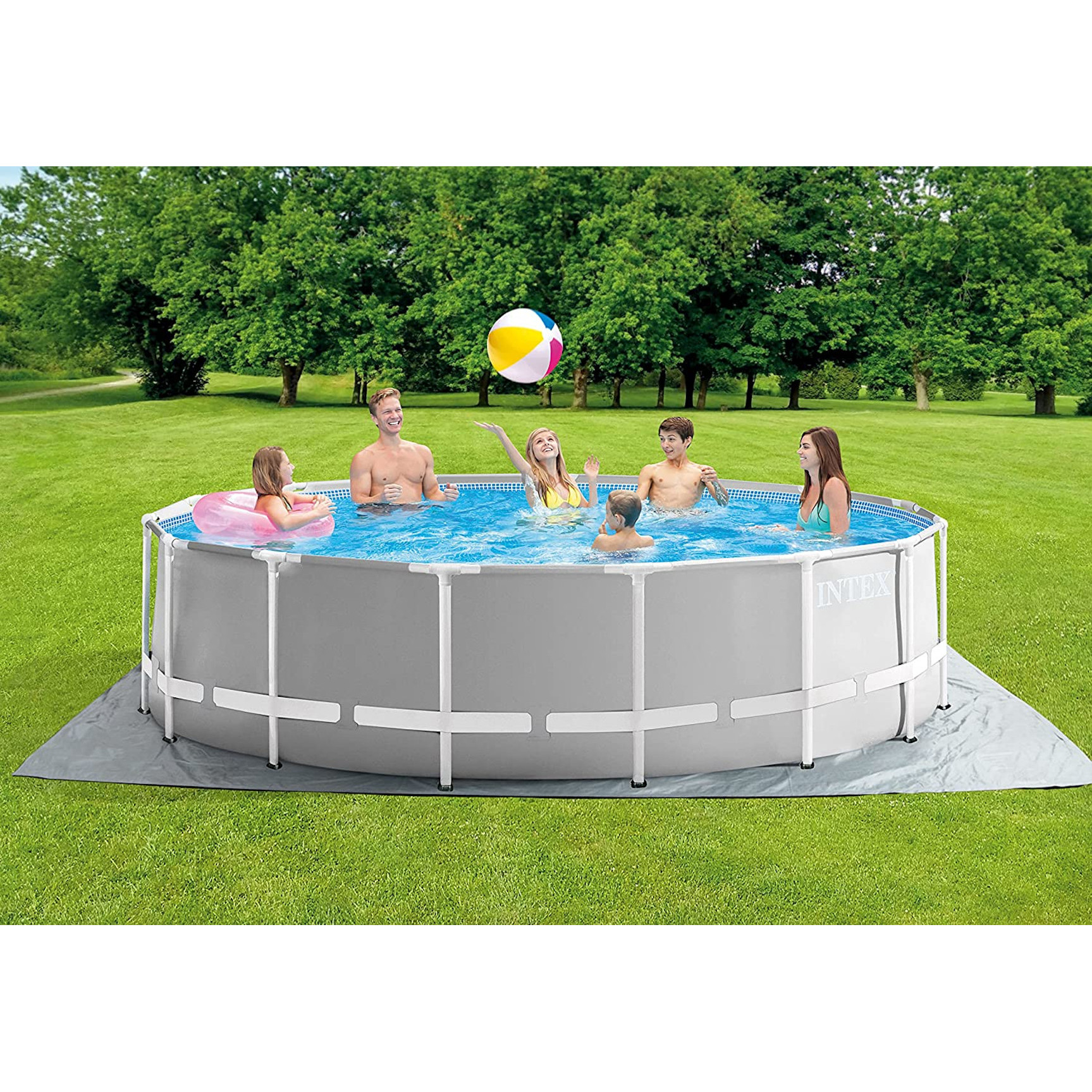 Menschen in einem runden Pool, die mit einem Strandball spielen. Grünes Gras und Bäume bilden den Hintergrund.