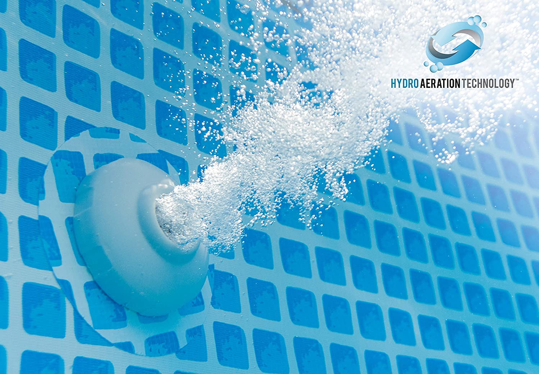 Nahaufnahme des Inneren eines Pools mit einem Hydro-Aeration-Technology-Auslass.