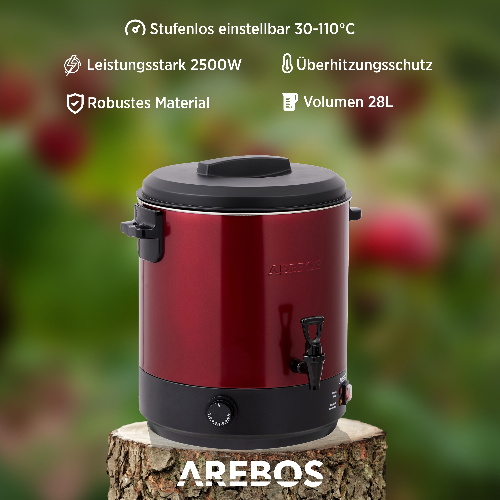 Ein rot-schwarzer Arebos-Kessel auf einem Holzständer, vor verschwommenem, grünem Hintergrund.