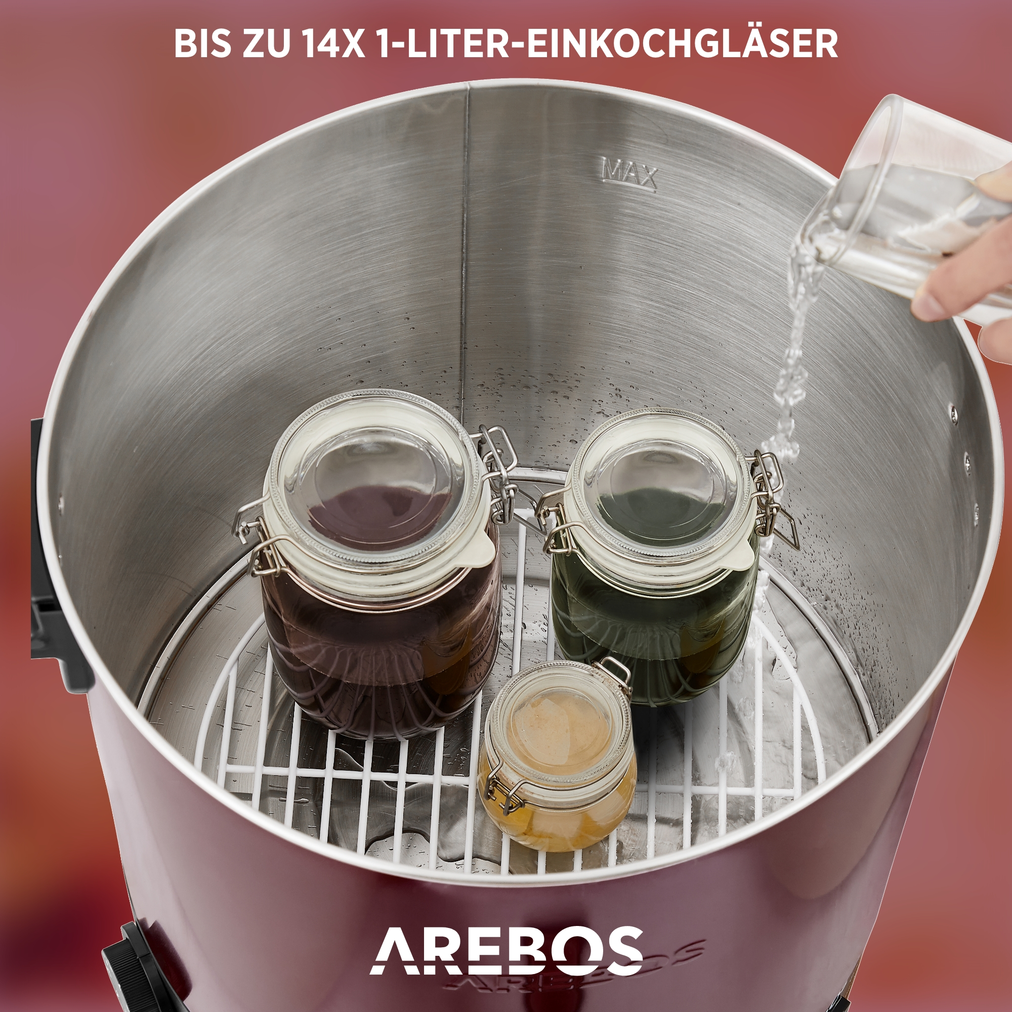 Ein großer roter Kocher mit drei Glasbehältern, Wasser wird hineingegossen.
