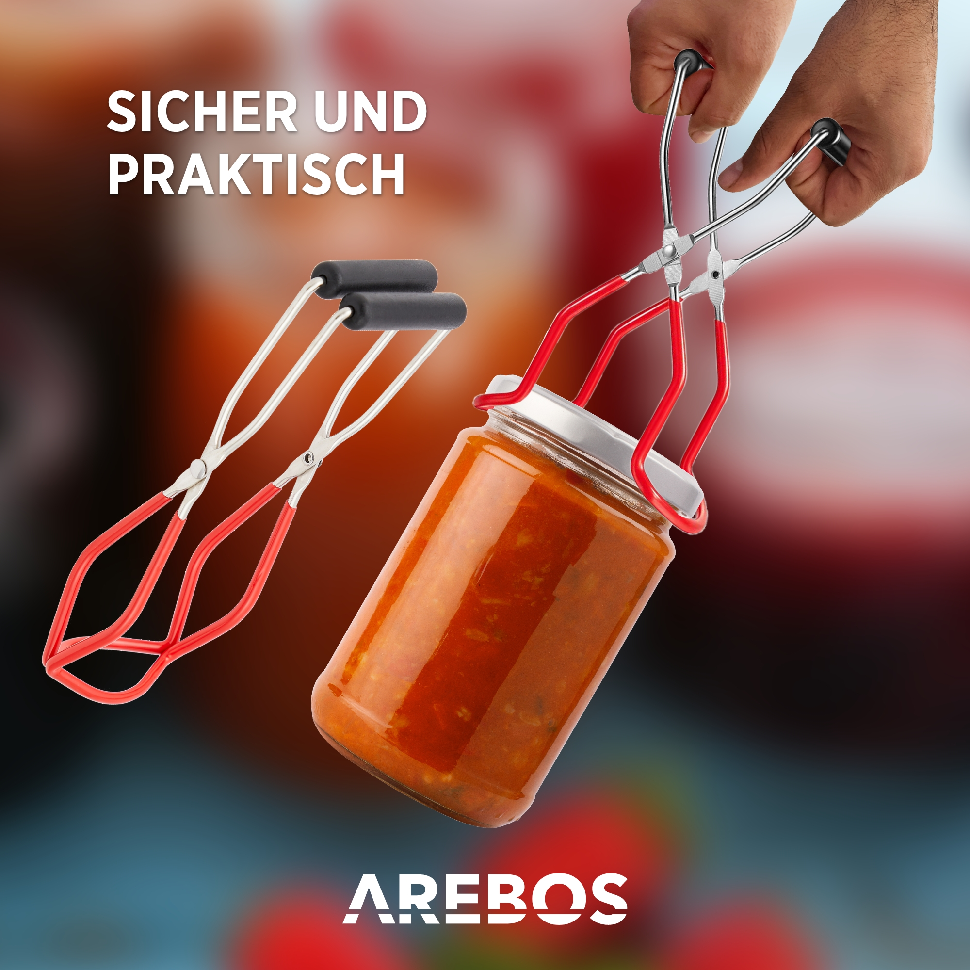 Eine Person hält ein Glas mit roten Zangen. Das Glas enthält Tomatensauce.