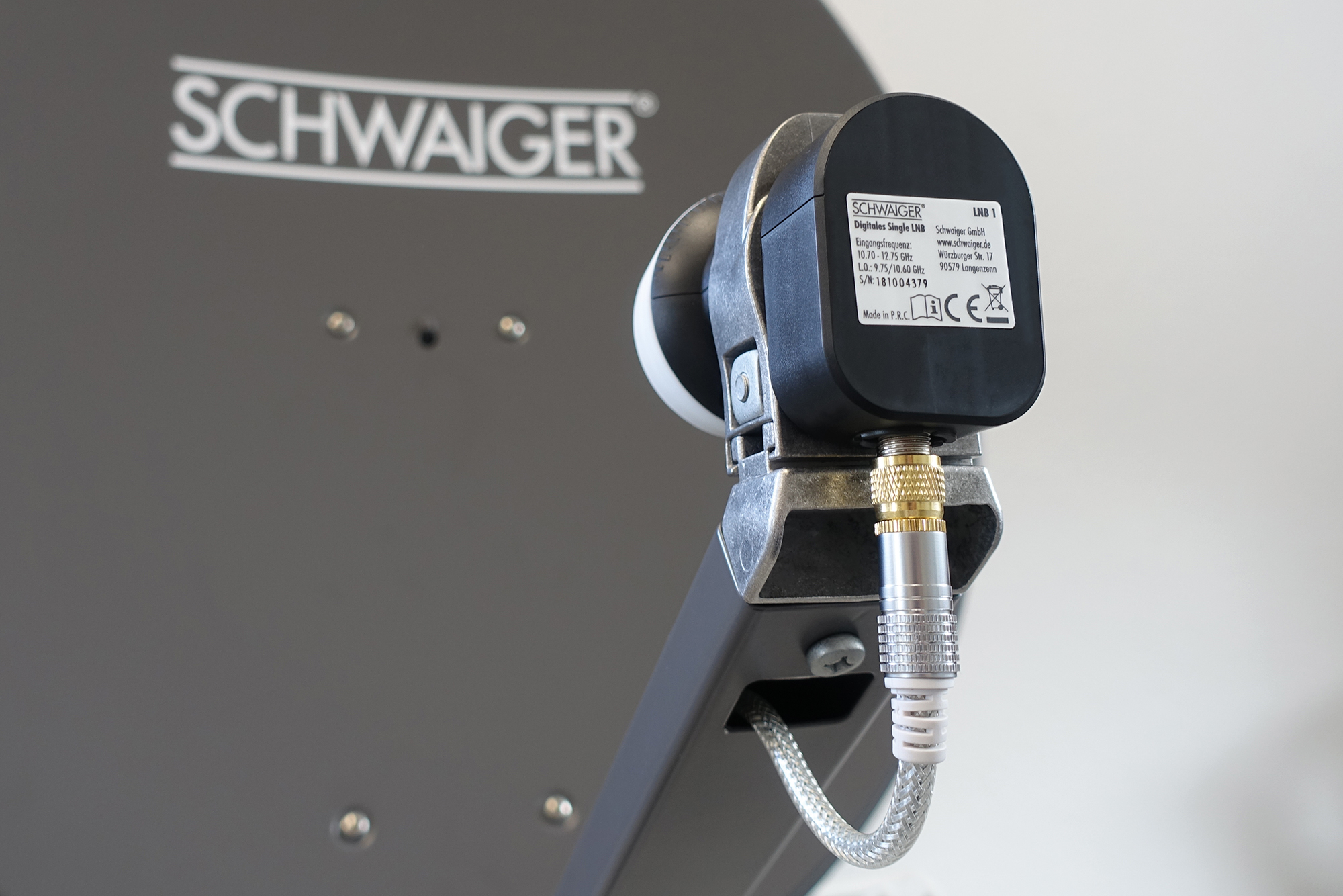 Kremowy mikser stojący ze stalową misą i osprzętem, na białym tle.