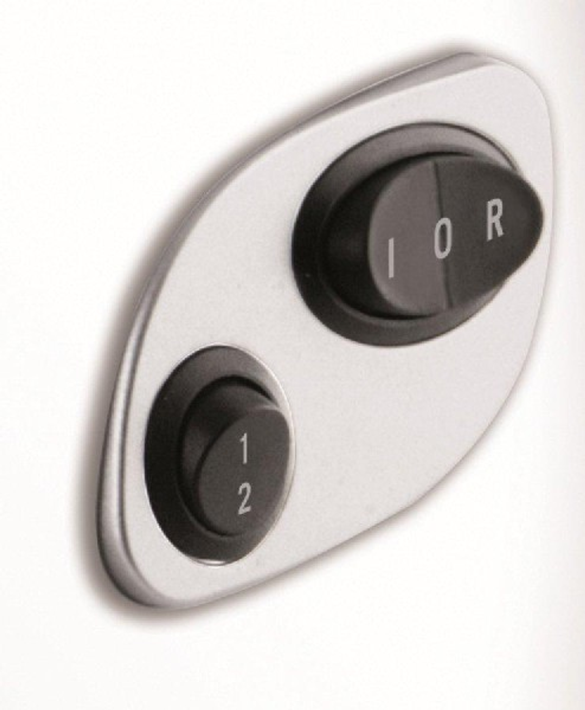 Zbliżenie panelu sterowania z dwoma czarnymi przyciskami i srebrną ramką.