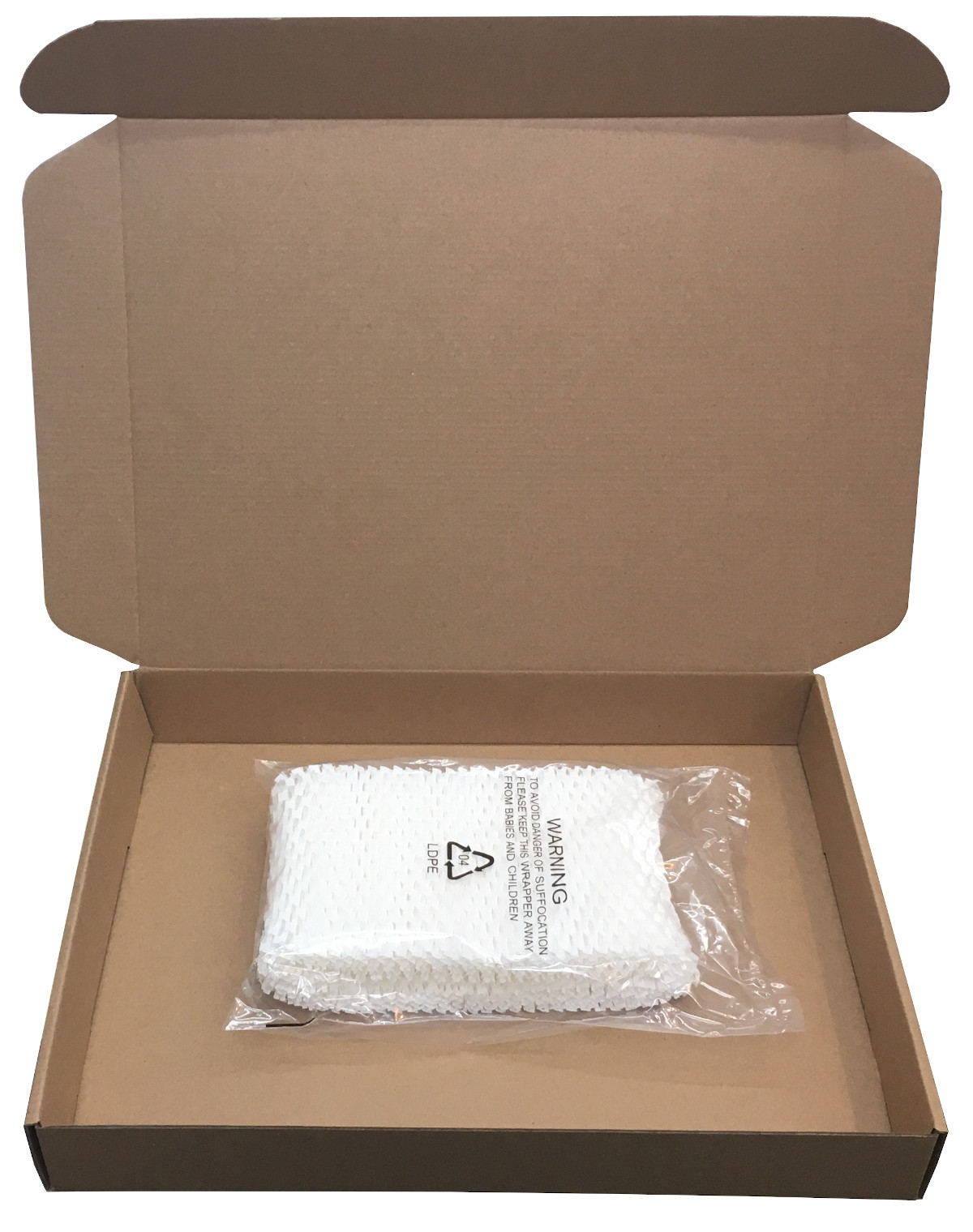 Offener Karton mit weißen, wabenförmigen Filterpads in einem Plastikbeutel.