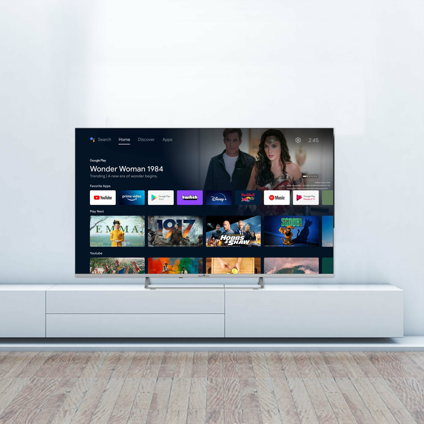 Telewizor wyświetlający film Wonder Woman 1984, z różnymi ikonami aplikacji i drewnianą podłogą.
