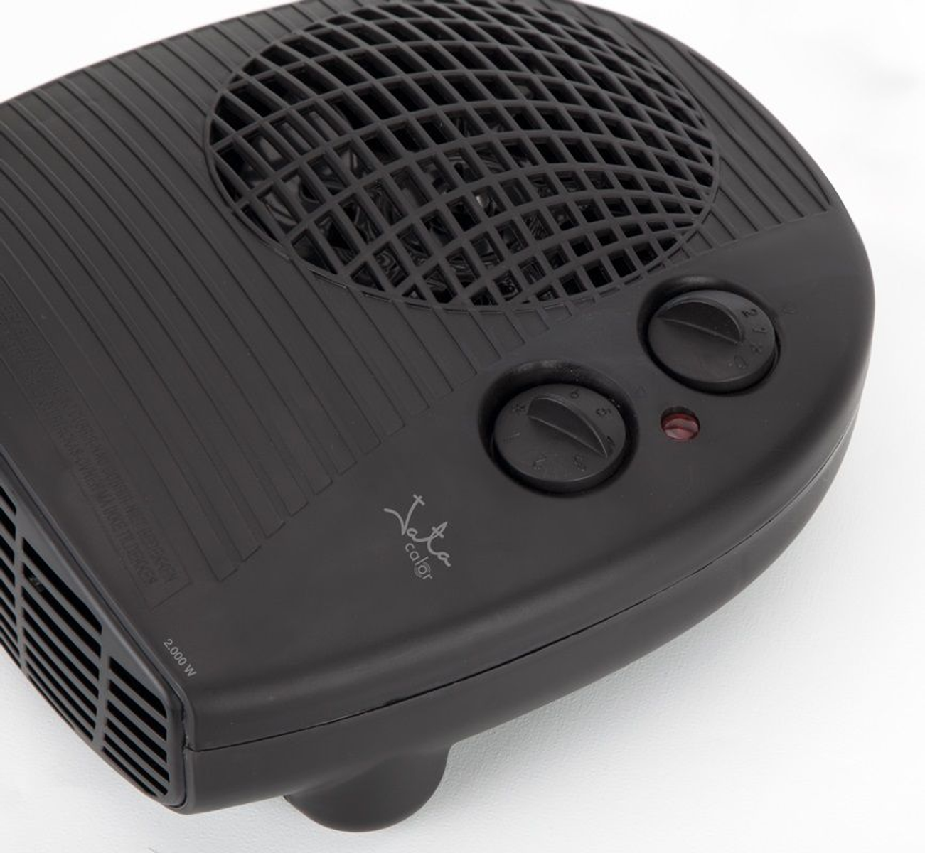 Czarny grzejnik elektryczny z dwoma pokrętłami i kratką. Białe tło.