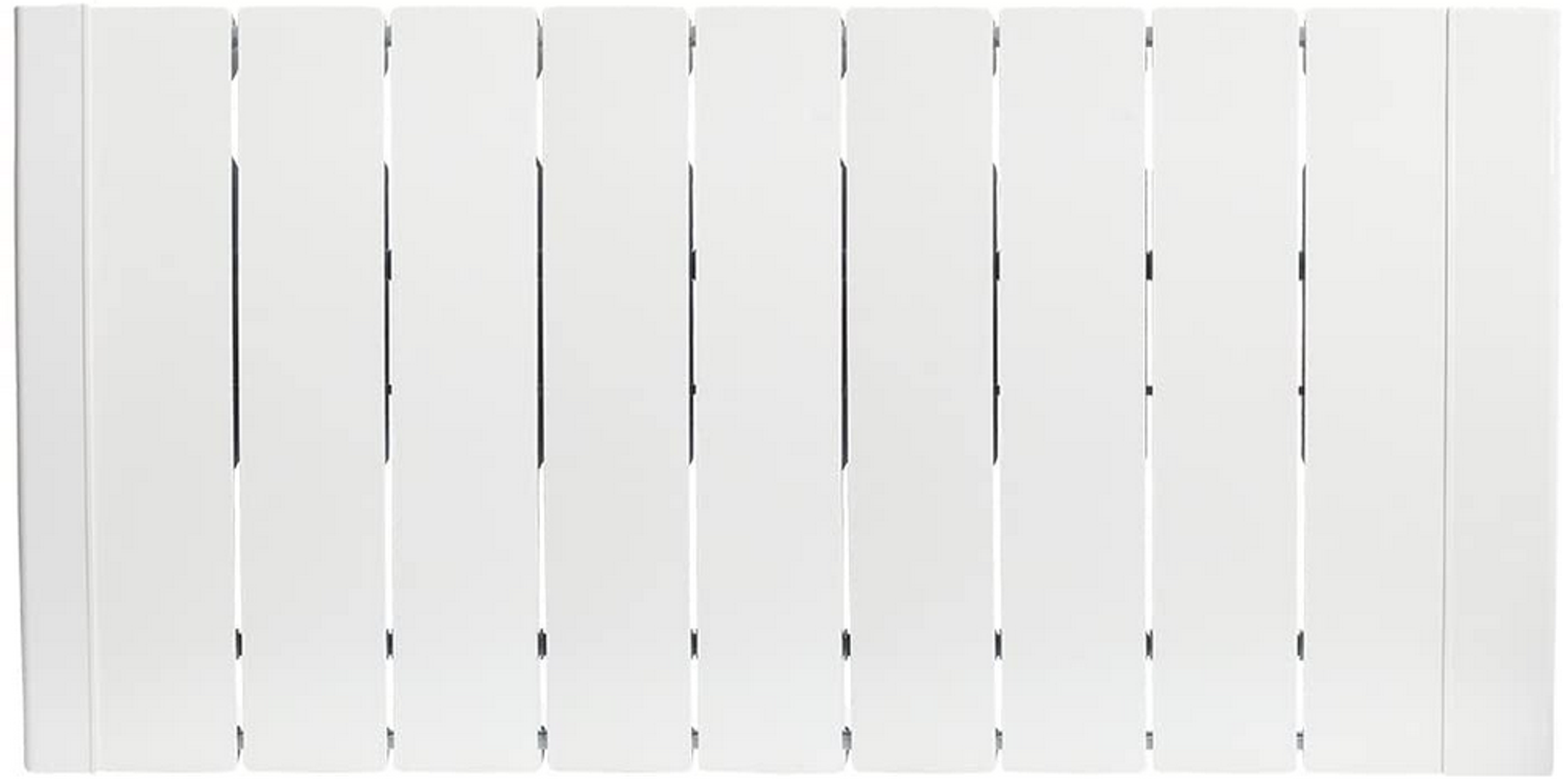Un radiador blanco, con lamas verticales y parte superior plana, sobre un fondo neutral.